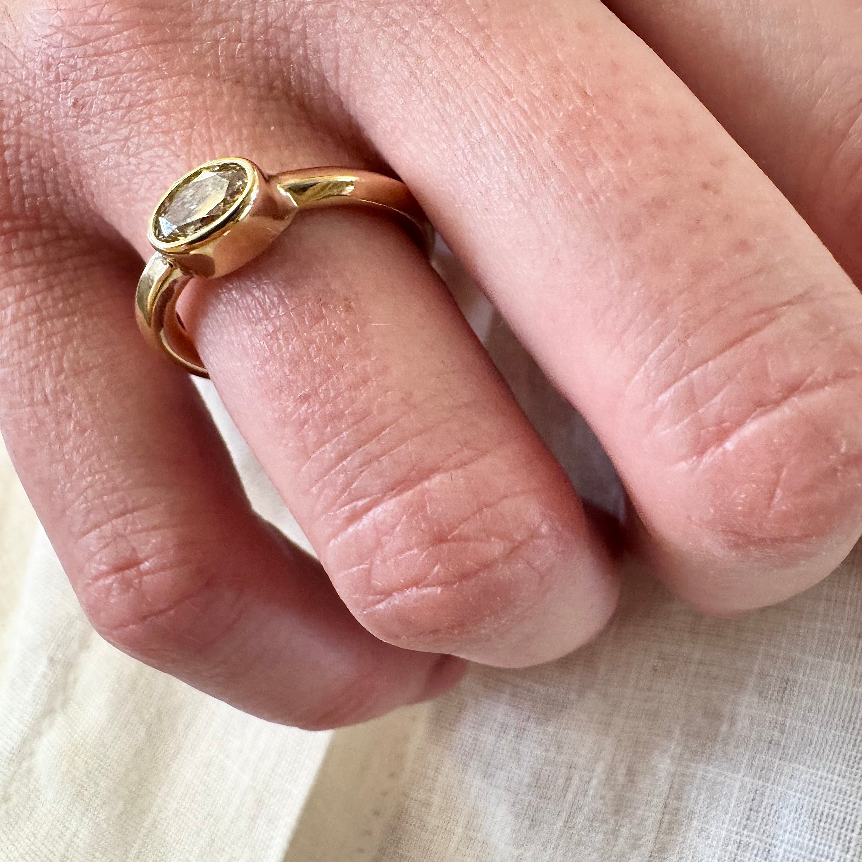 Ribbon ring med stor oval champagne diamant