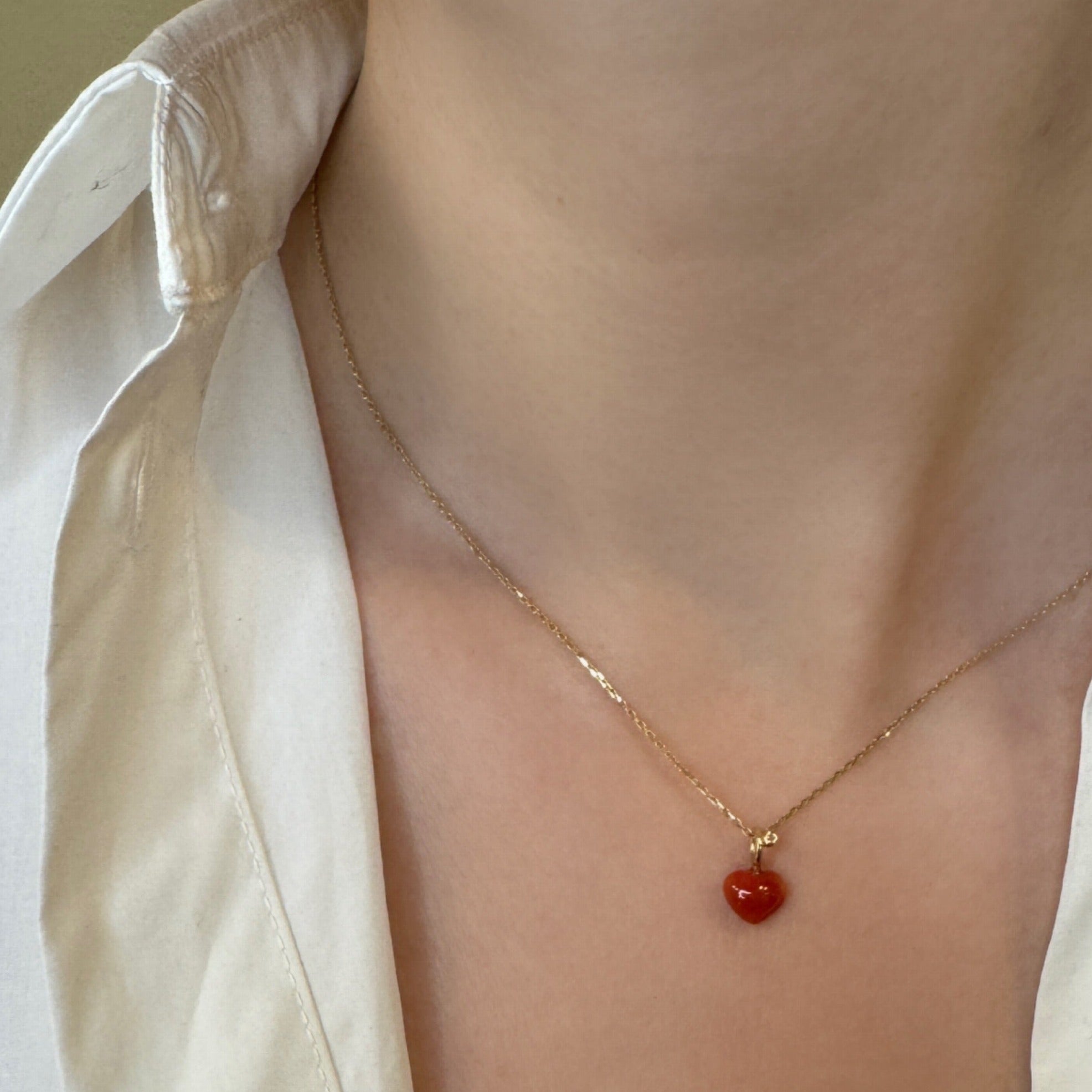 Rødt koralhjertevedhæng med diamant