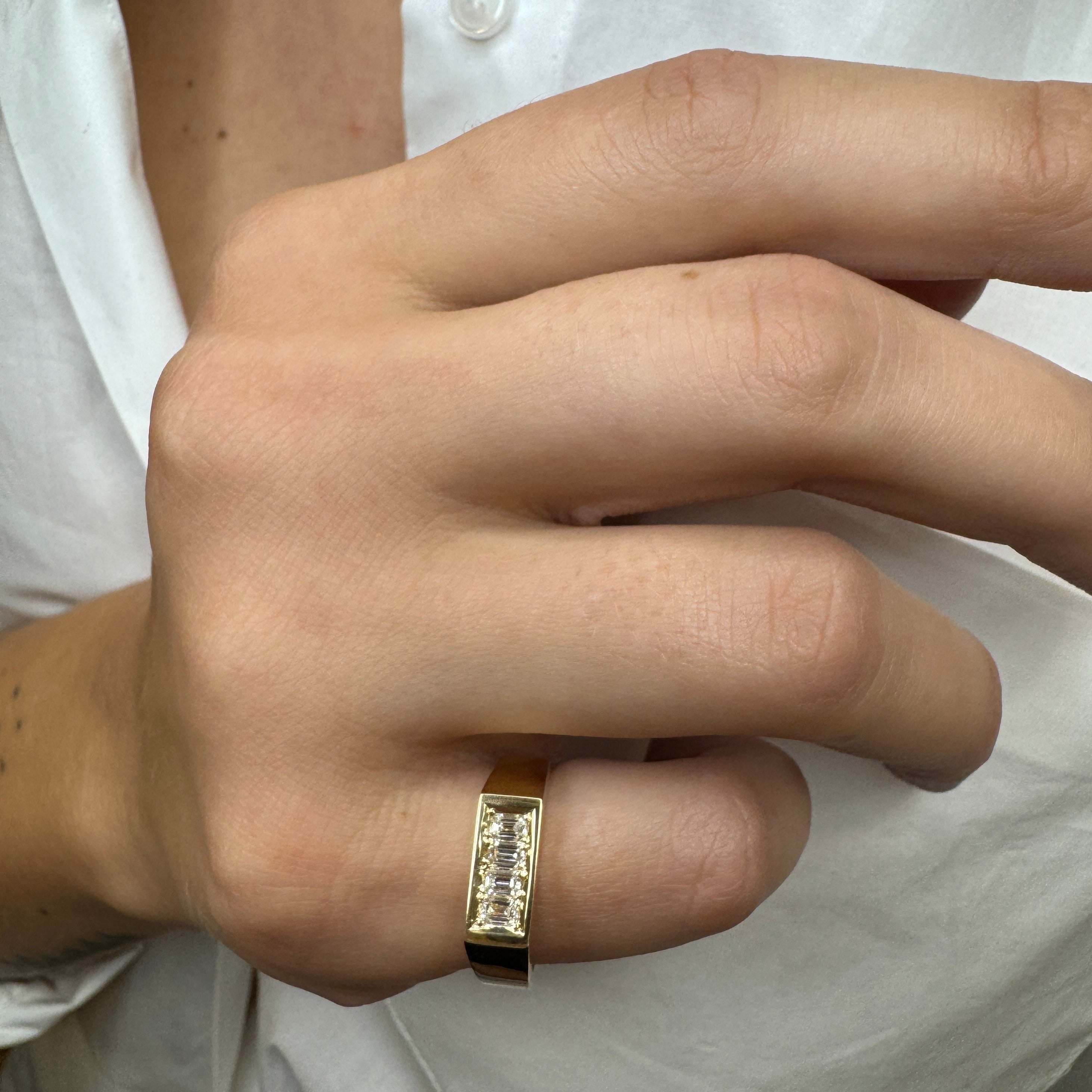 SQUARE SIGNETRING I 18 KARAT GULD MED HVIDE DIAMANTER
