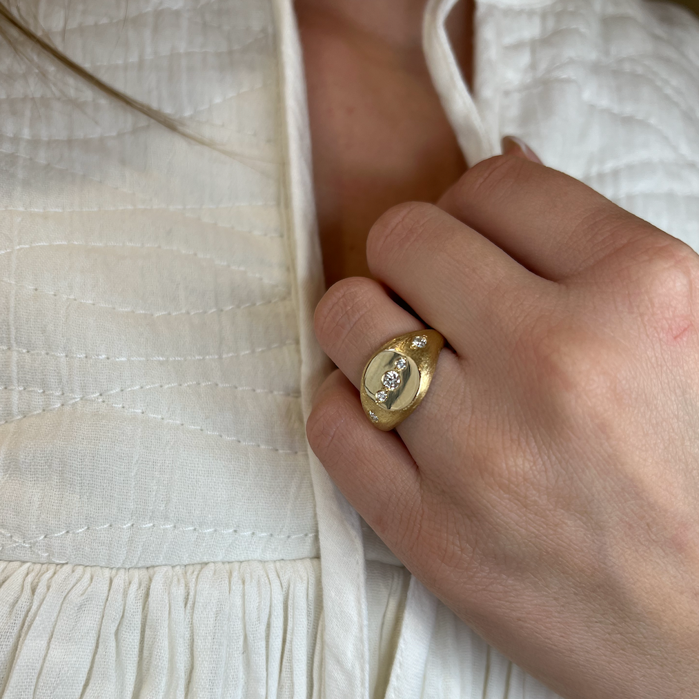Vielsesringe, sæt No.12, Signetring, diamanter og bred herrering facetter