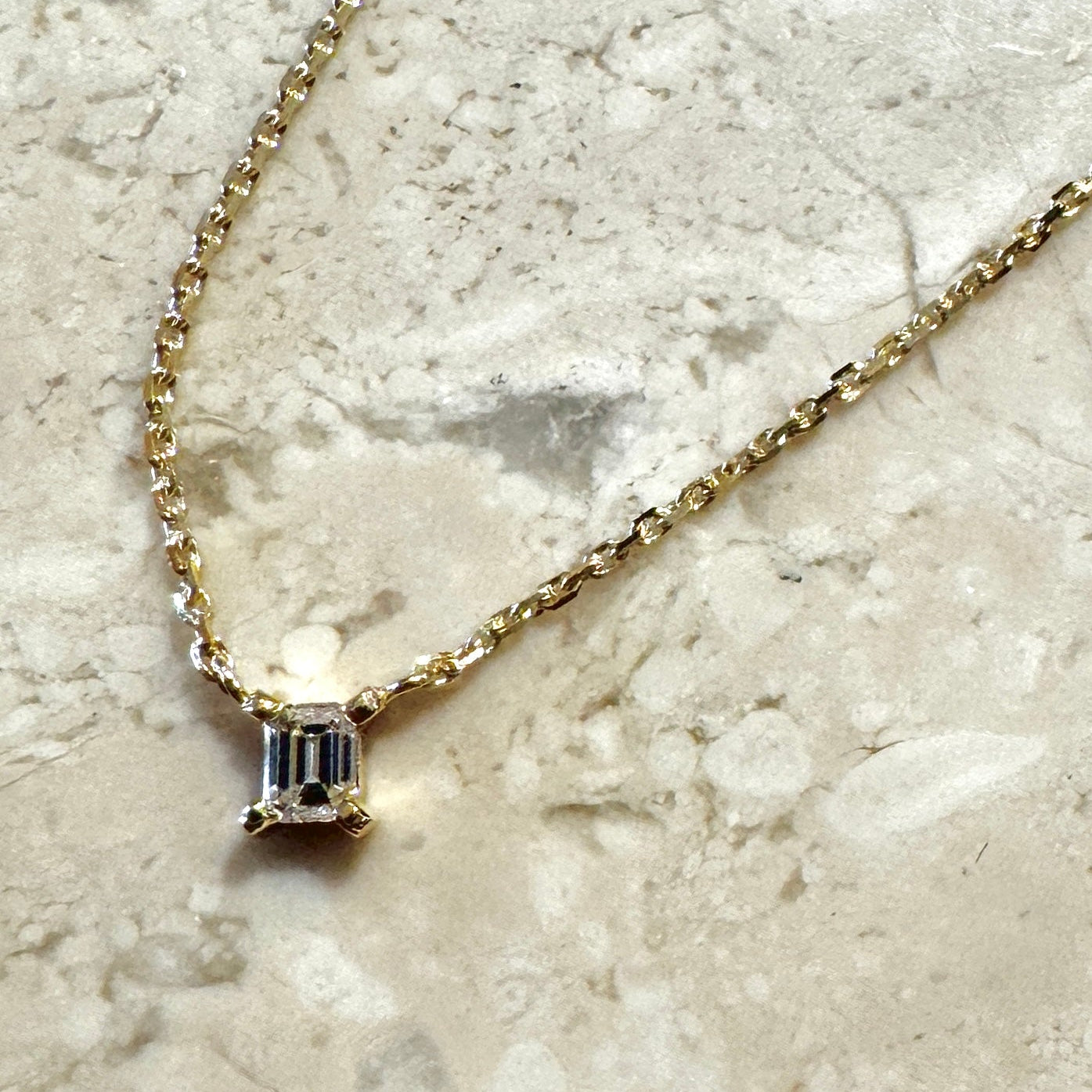 Solitaire diamanthalskæde i 18 karat glud med hvid emerald cut diamant