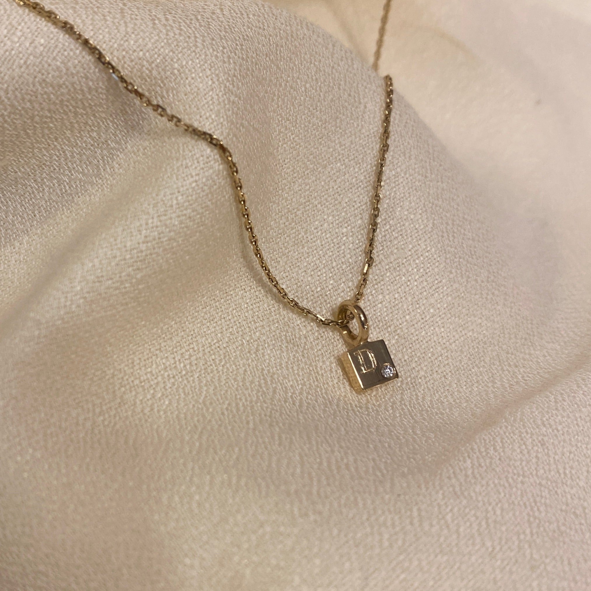 Square vedhæng No.1 med gravering og diamant.
