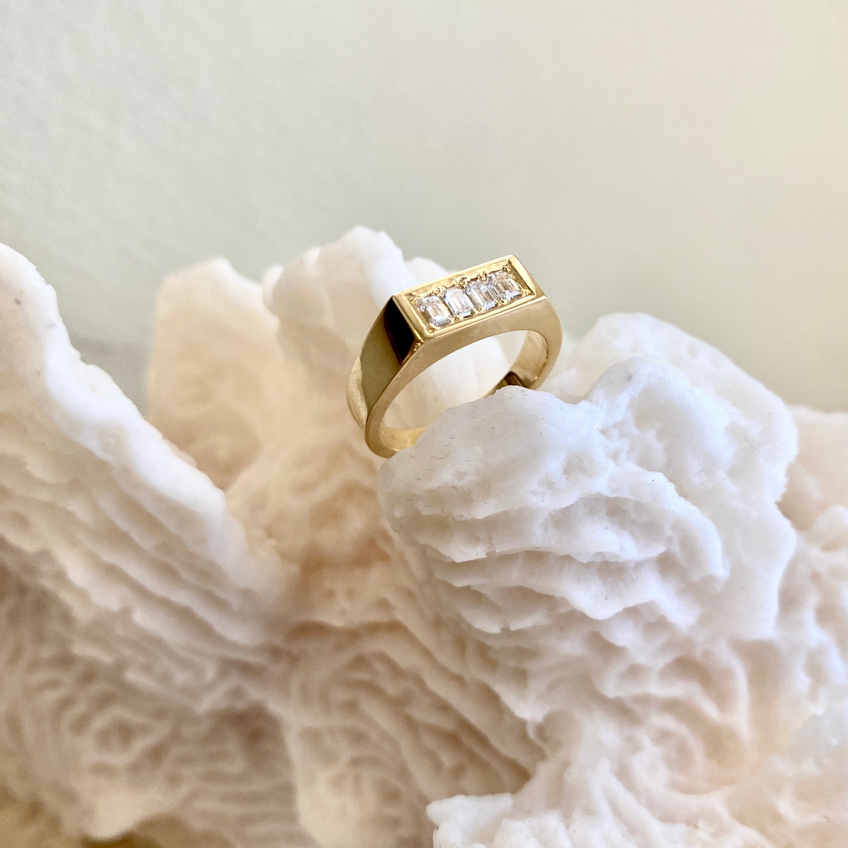 Square signetring med hvide diamanter.