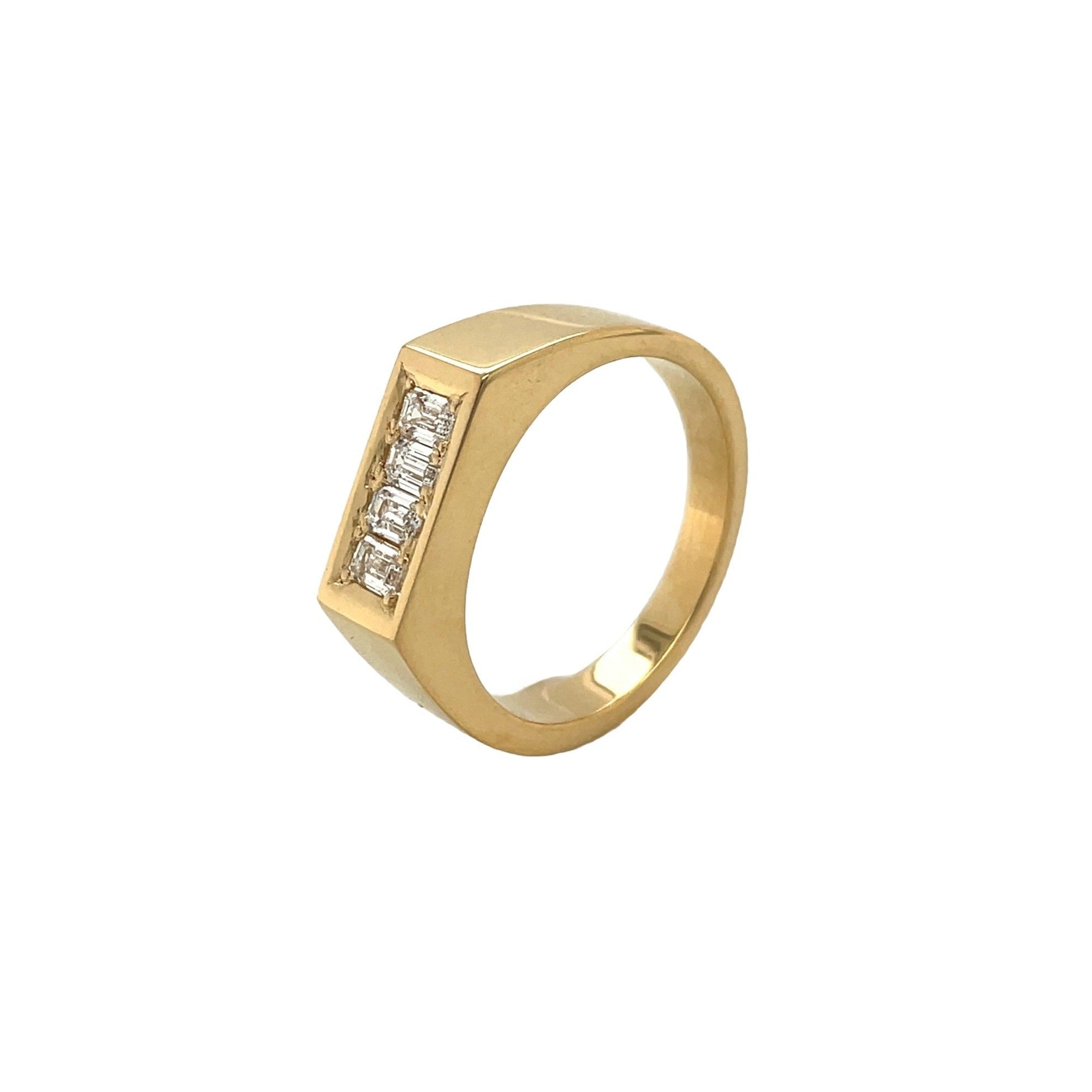 SQUARE SIGNETRING I 18 KARAT GULD MED HVIDE DIAMANTER