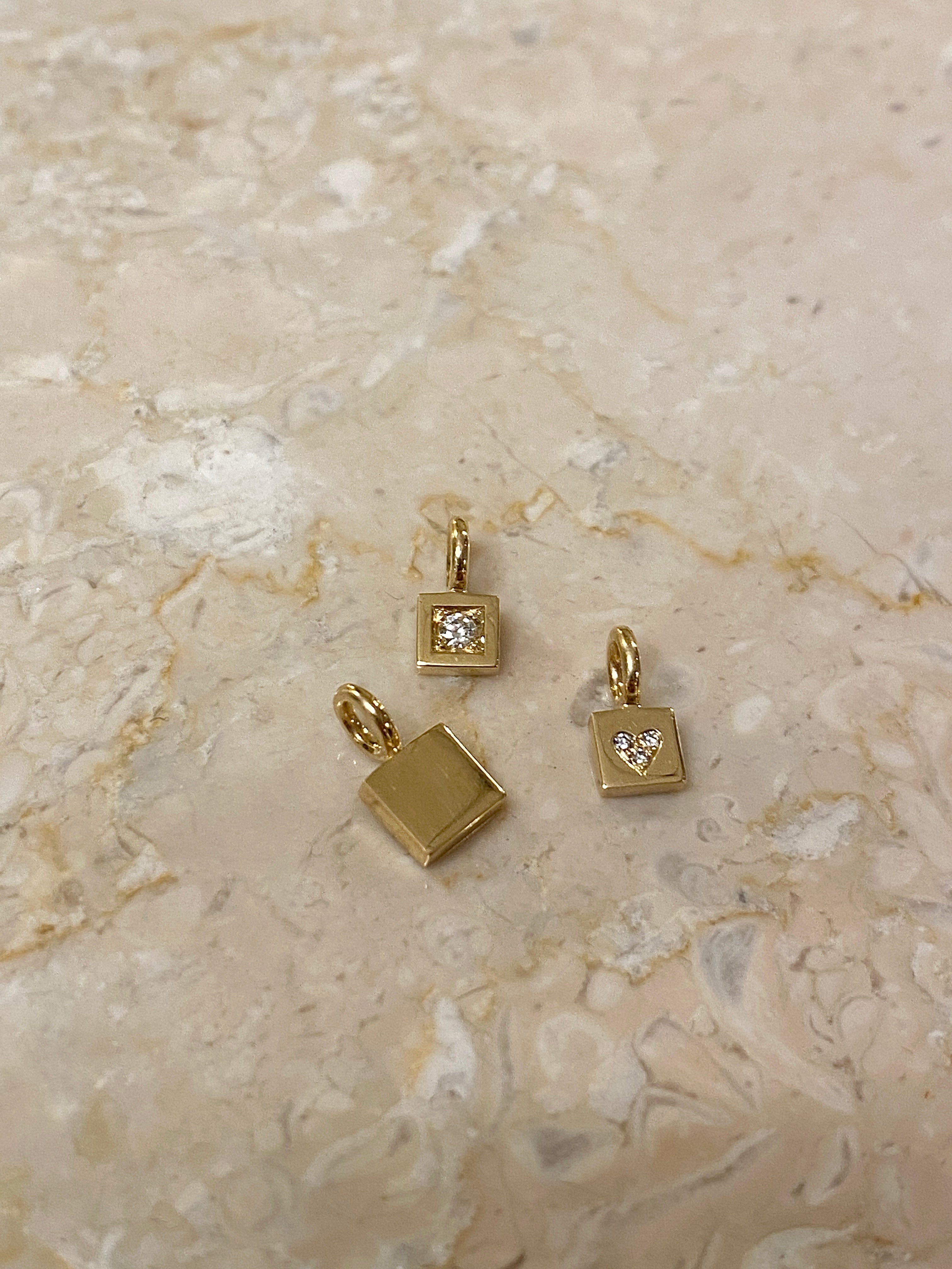 Squarevedhæng i guld med diamanter