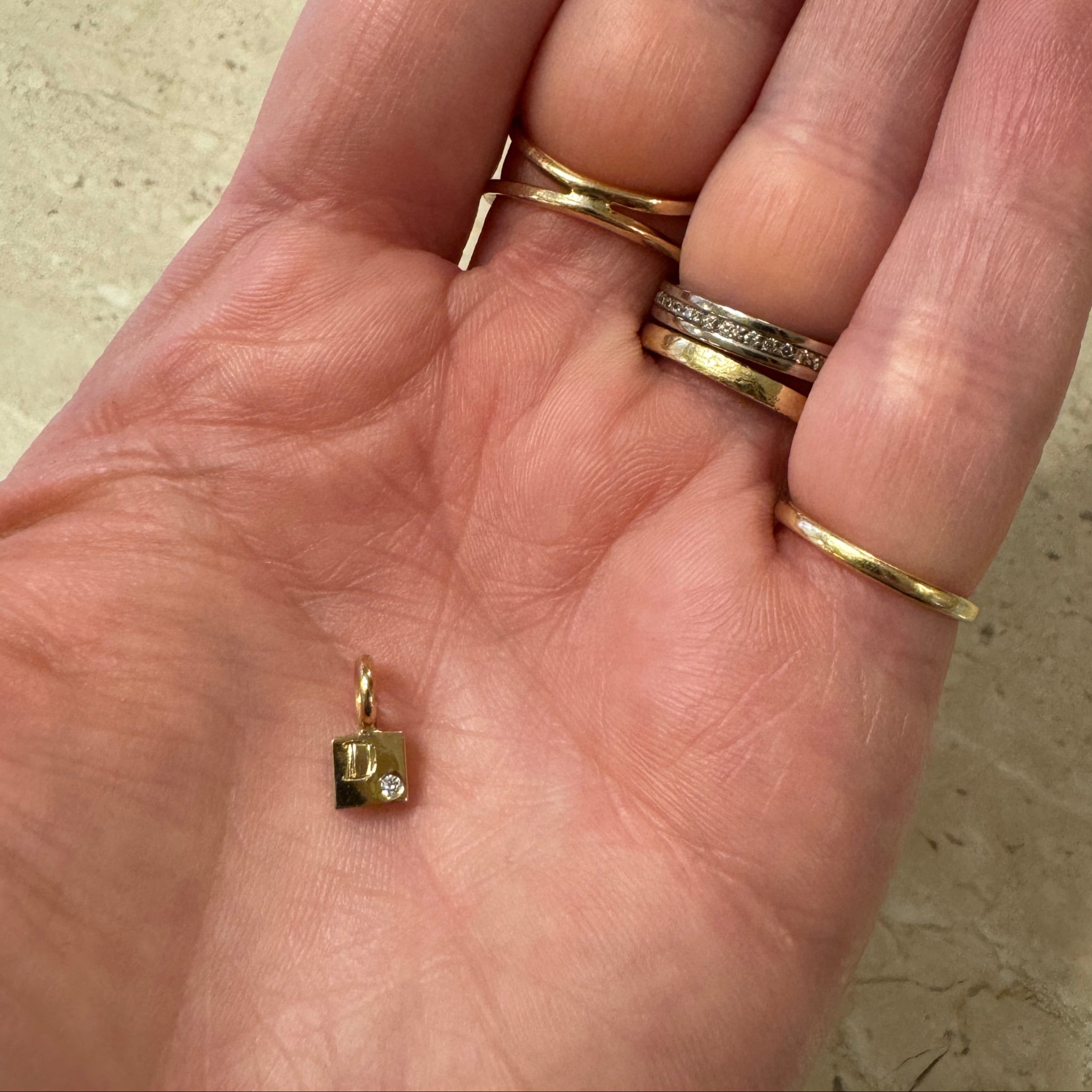 Squarevedhæng med gravering og diamant