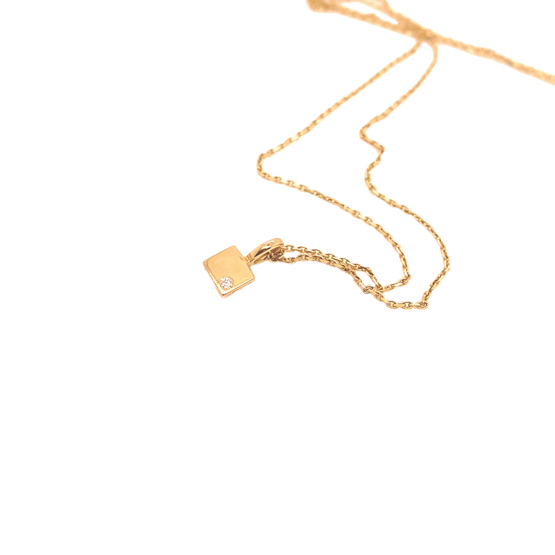Squarevedhæng, no.1, med hvid diamant i ankerfacet kæde