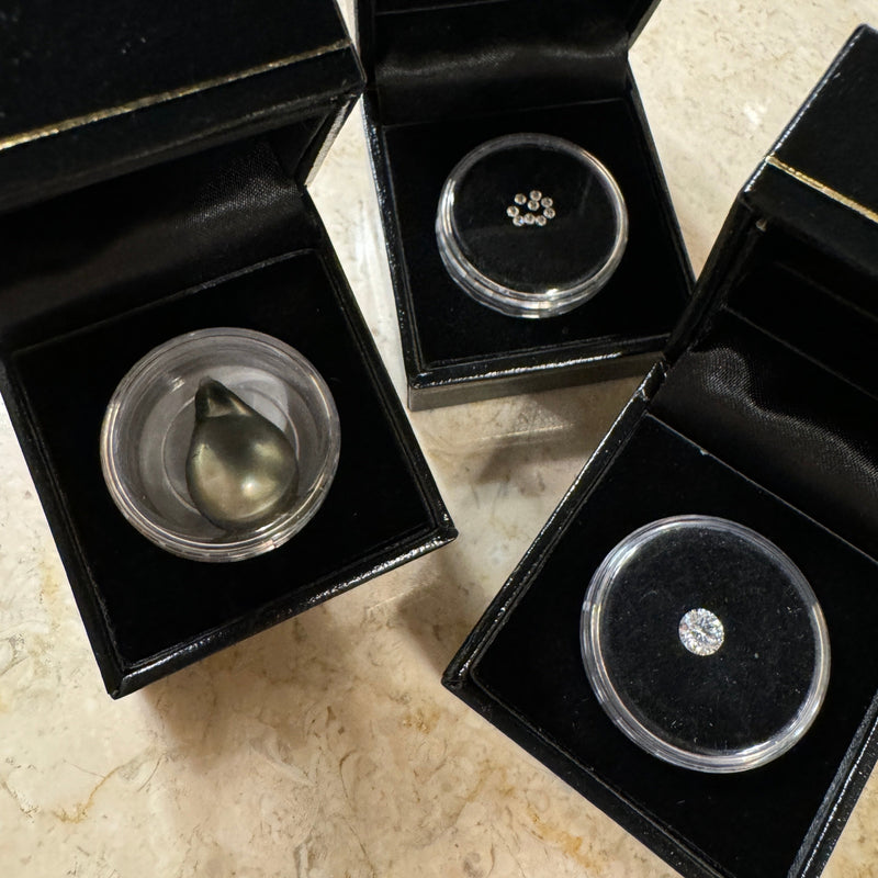 Unike perle gave i æske ved siden af diamant gaveæsker
