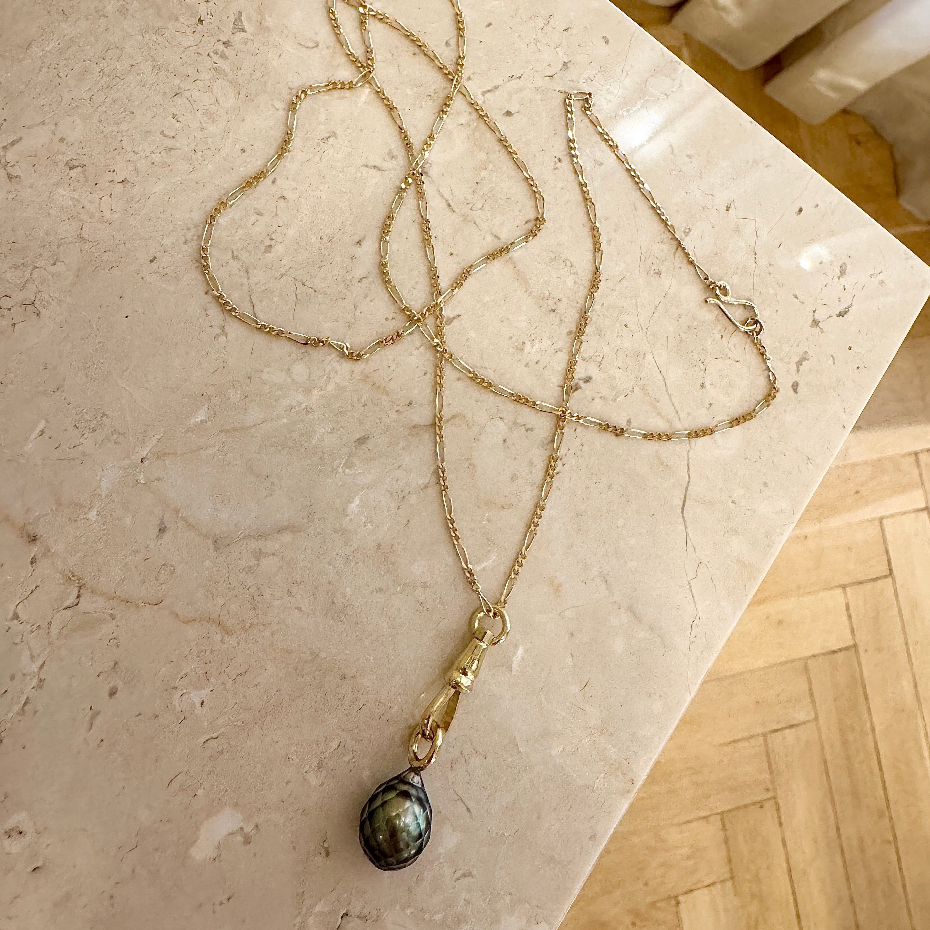 Urmagervedhæng og facetslebet Tahitiperle i lang figaro kæde, Unika