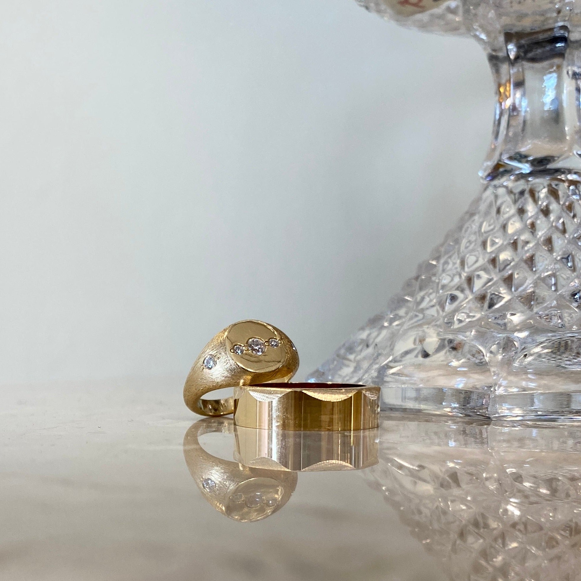 Vielsesringe, sæt No.12, Signetring, diamanter og bred herrering facetter