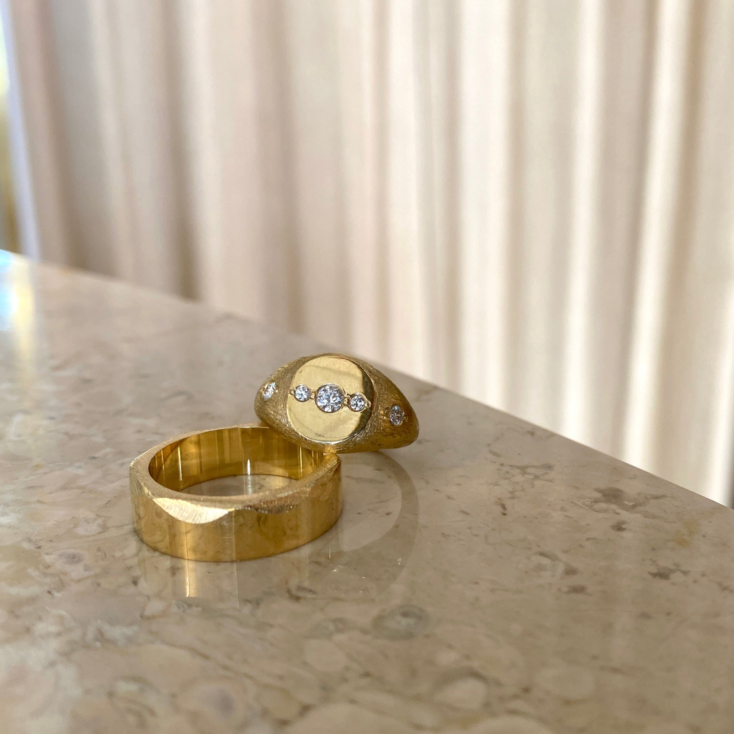 Vielsesringe, sæt No.12, Signetring, diamanter og bred herrering facetter