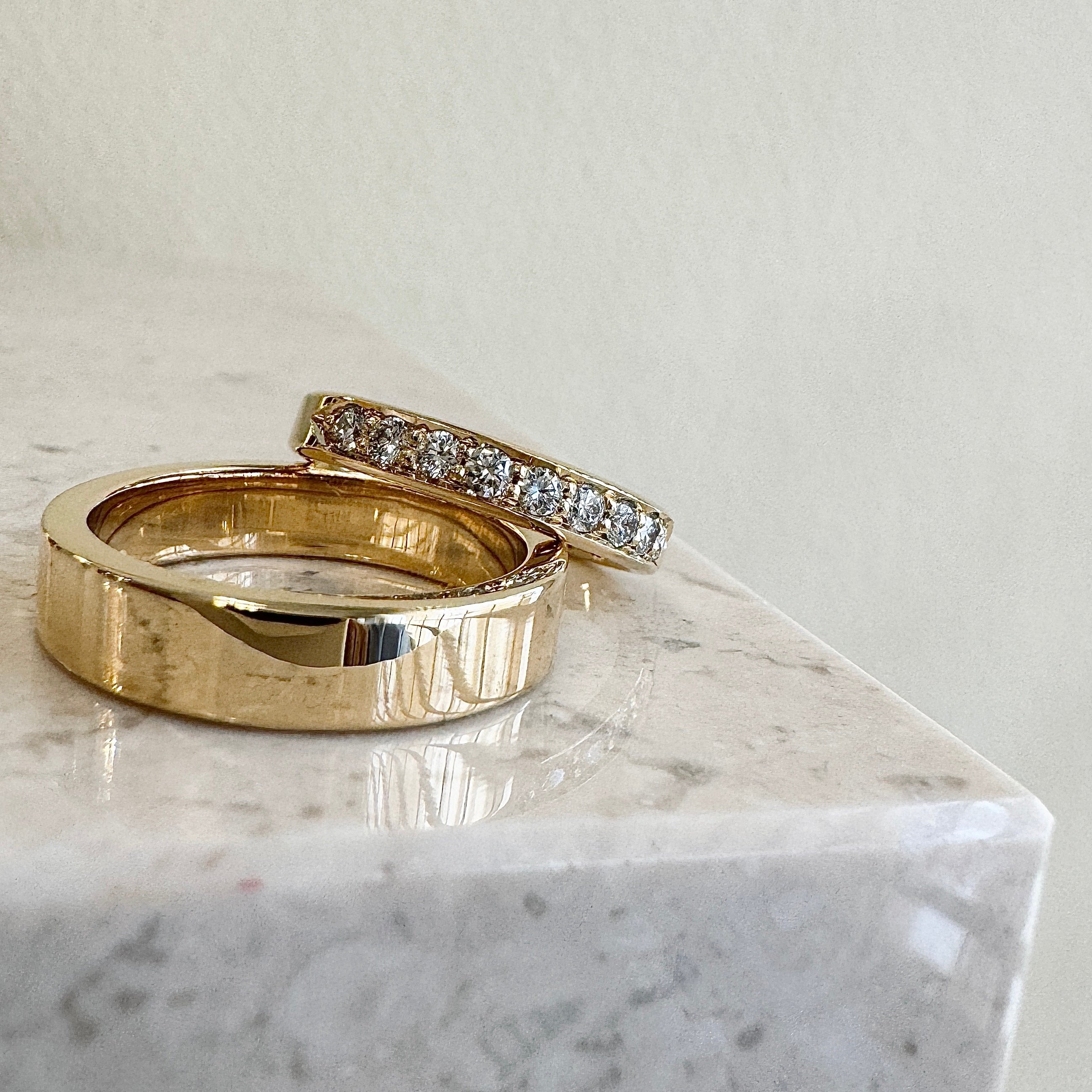 Ring med pavé diamanter og kantet herrering