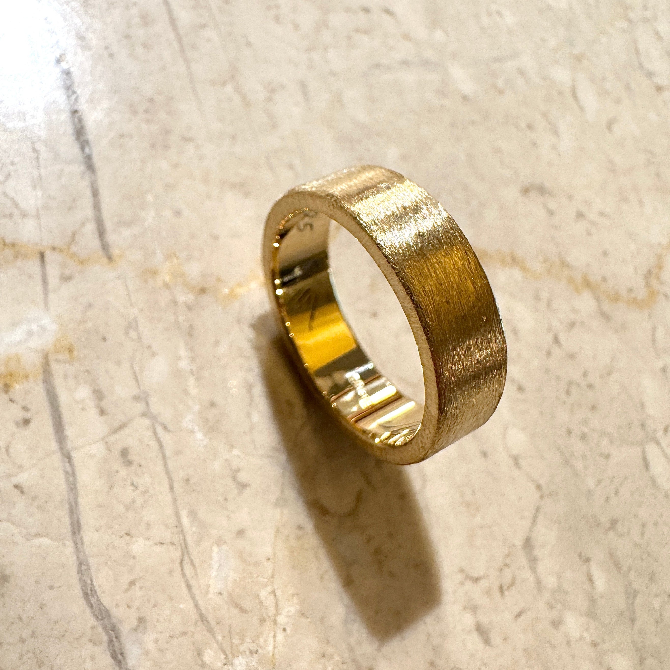 Vielsesringe med ridset overflade, herrering