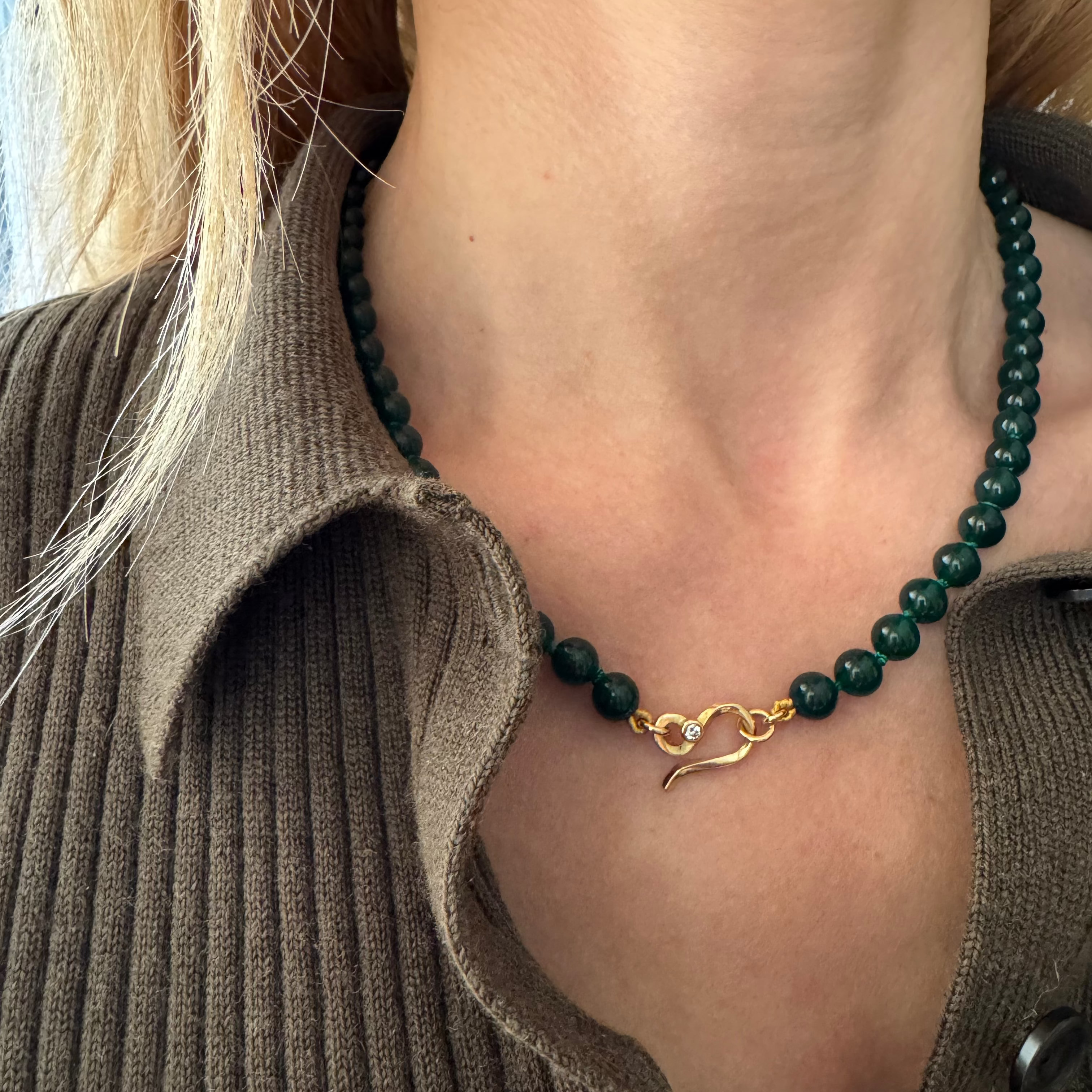 grøn agat halskæde med 18 karat guldlås med diamantkugle