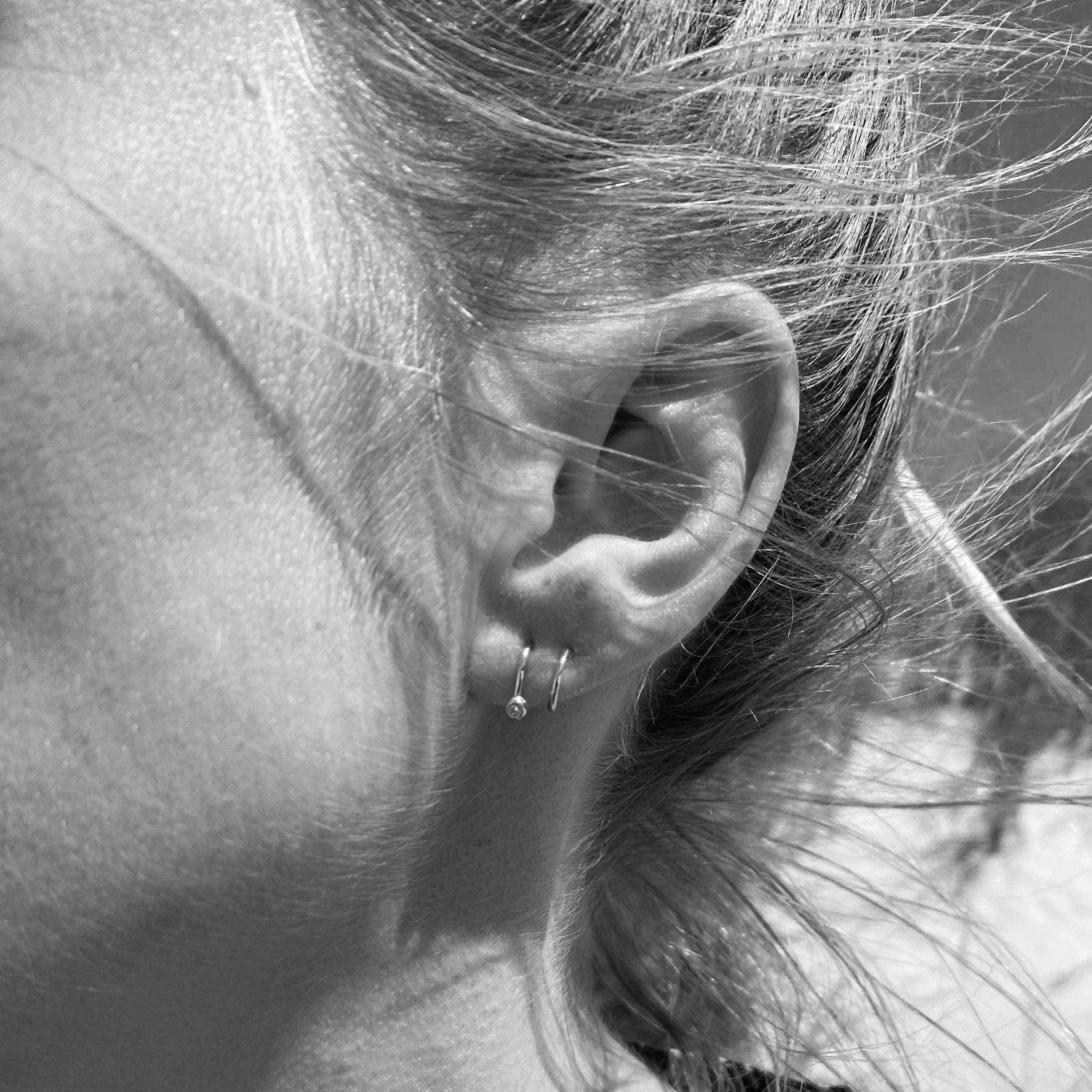 dobbeltdrejede guldøreringe med diamant