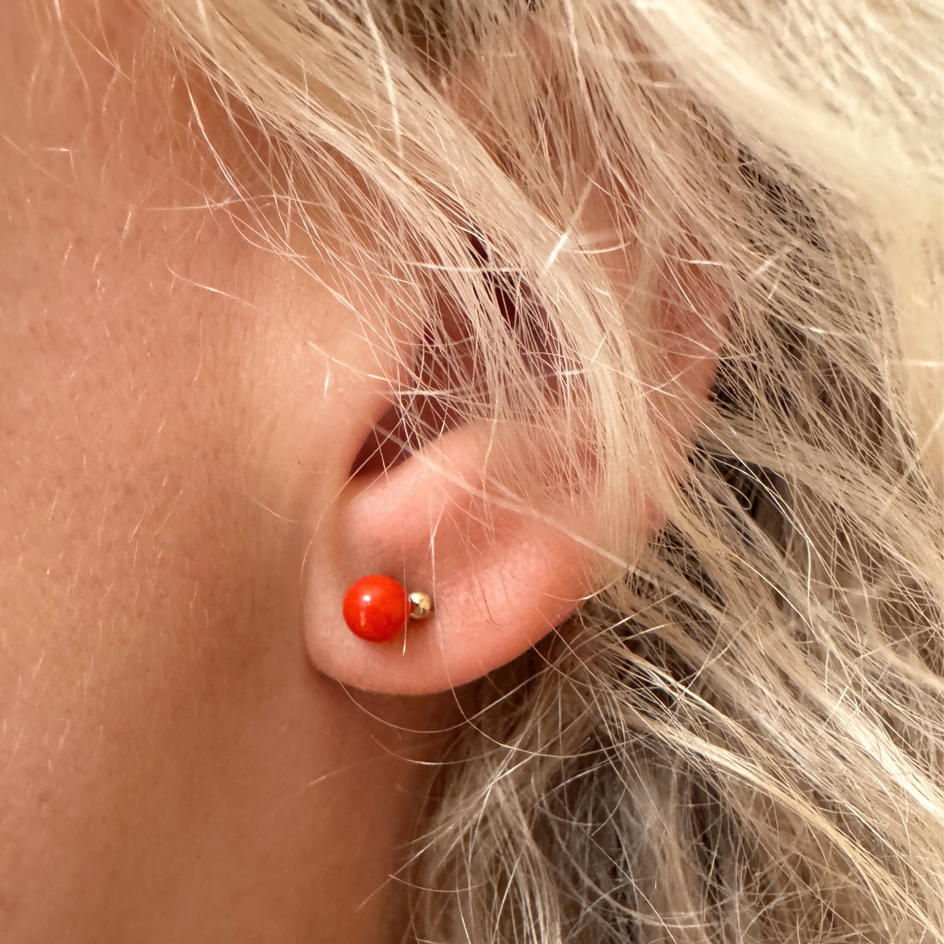 Ørestikker koralhjerte med guldkugle i 18K