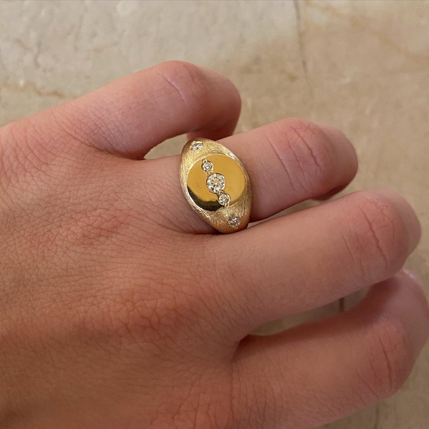 Vielsesringe, sæt No.12, Signetring, diamanter og bred herrering facetter