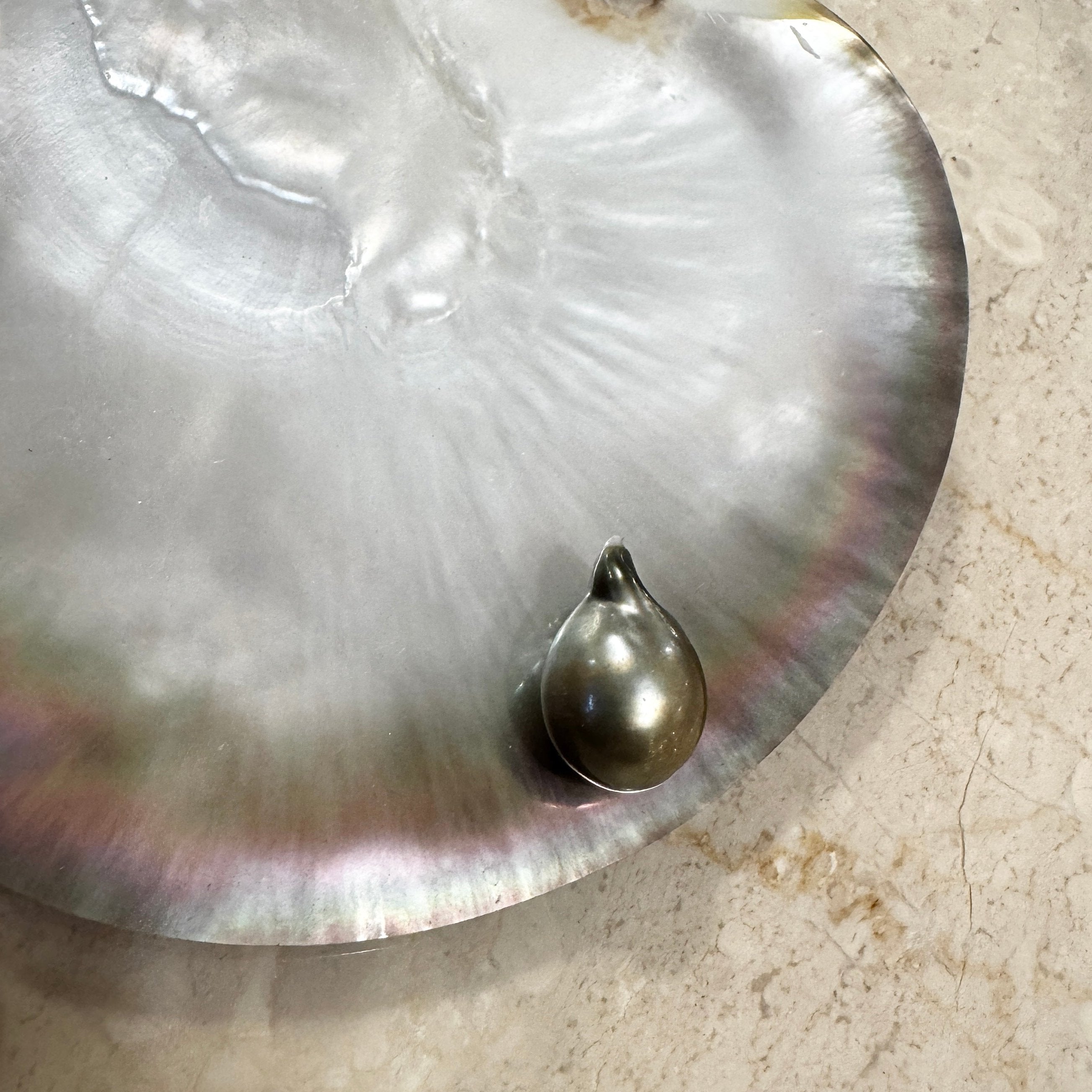 Unike perle gave i æske ved siden af diamant gaveæsker