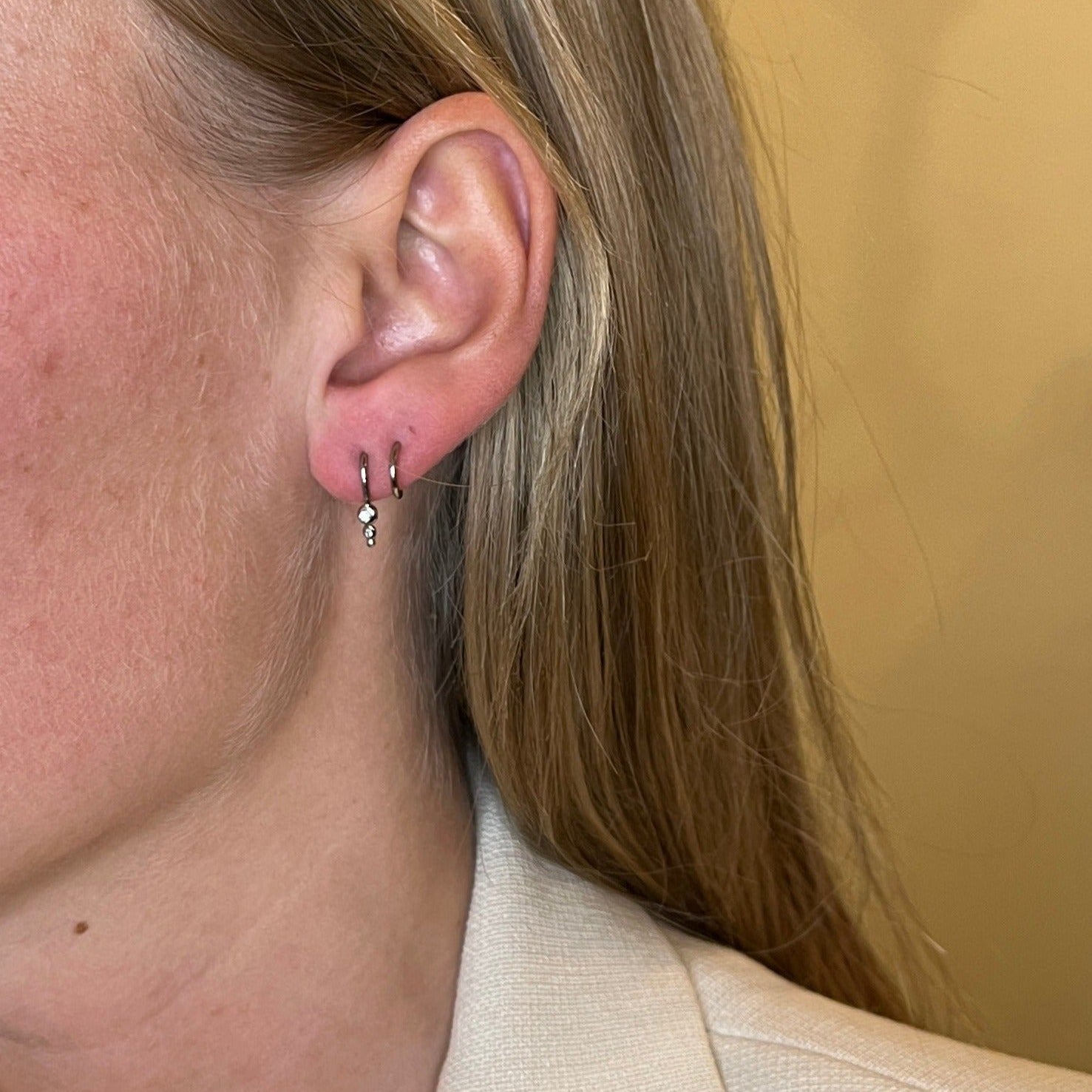 Nova dobbeltdrejet ørering med diamantkugler, 0,1 og 0.2 ct.
