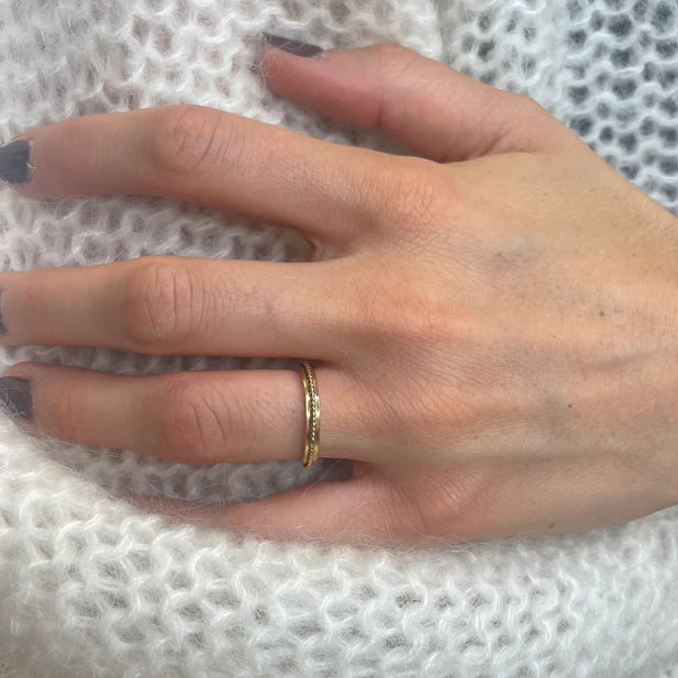 18 karat gludring med små guldkugler på