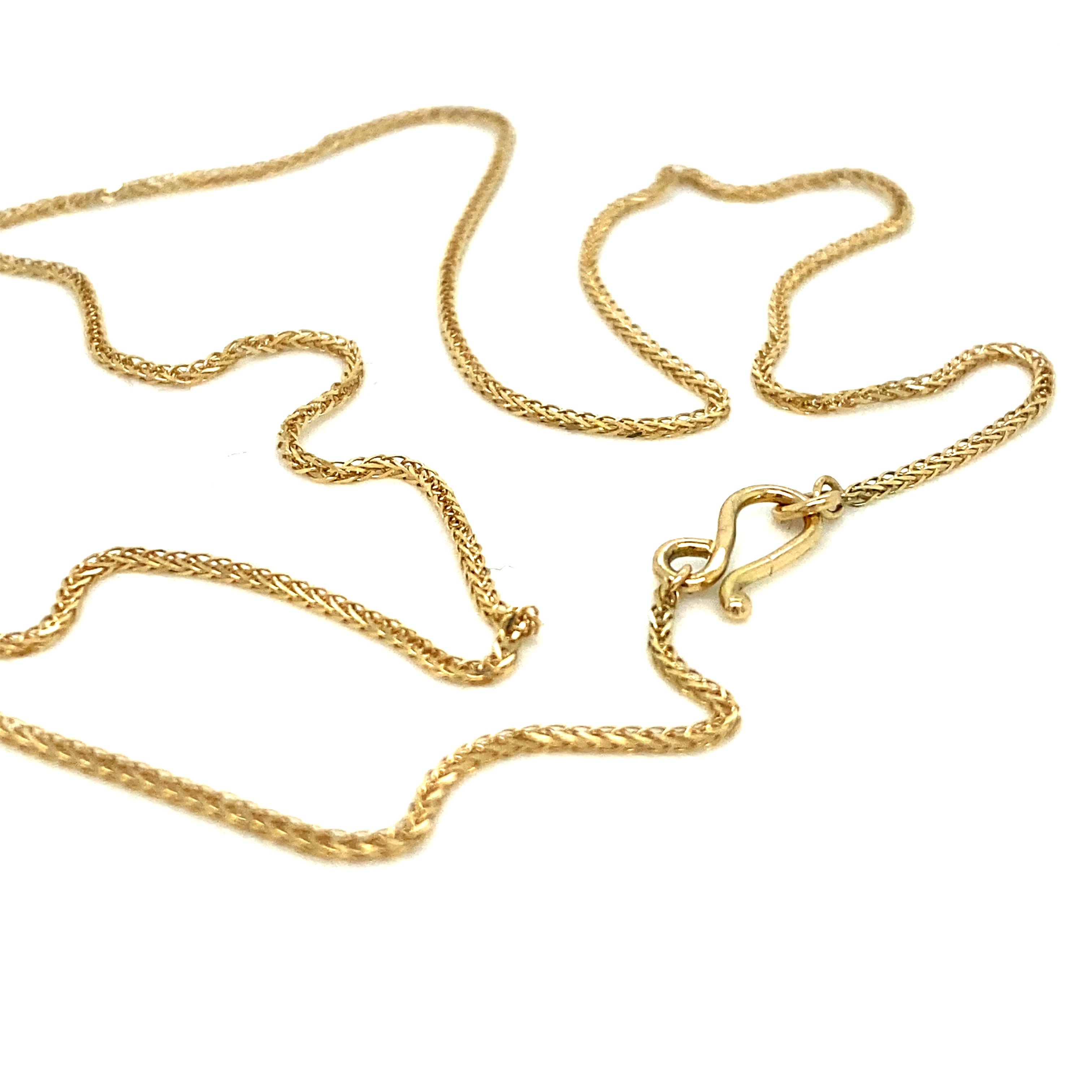 Firkantet dia kæde i 18 karat guld på bord