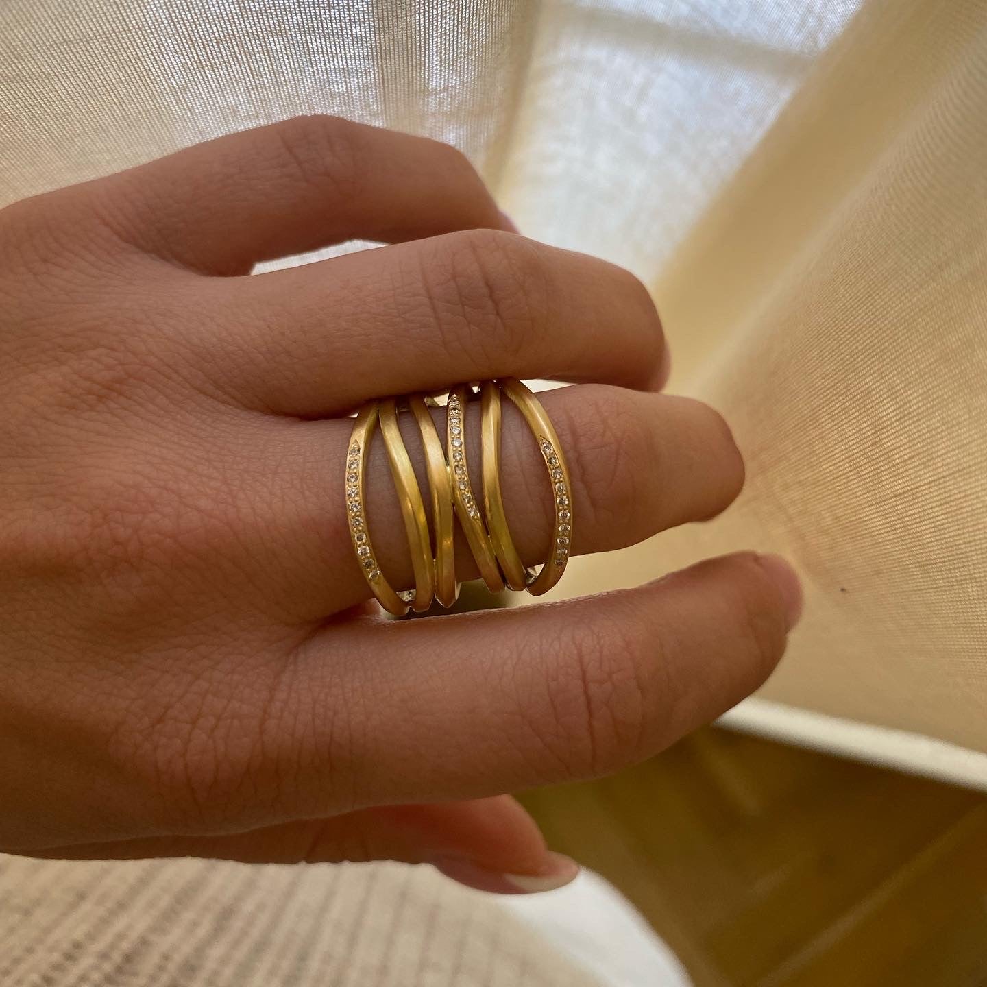 Ribbon seksdobbelt ring med pavé diamanter