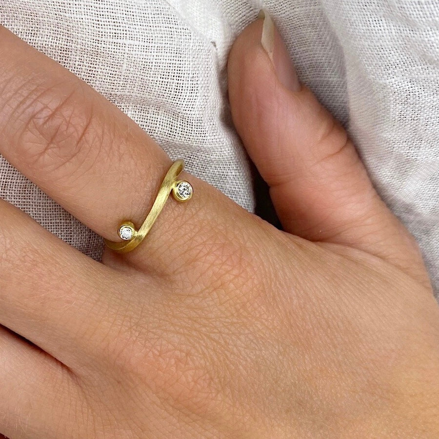 Ribbon ring med diamantkugler, 0,04 ct og 0,06 ct diamanter