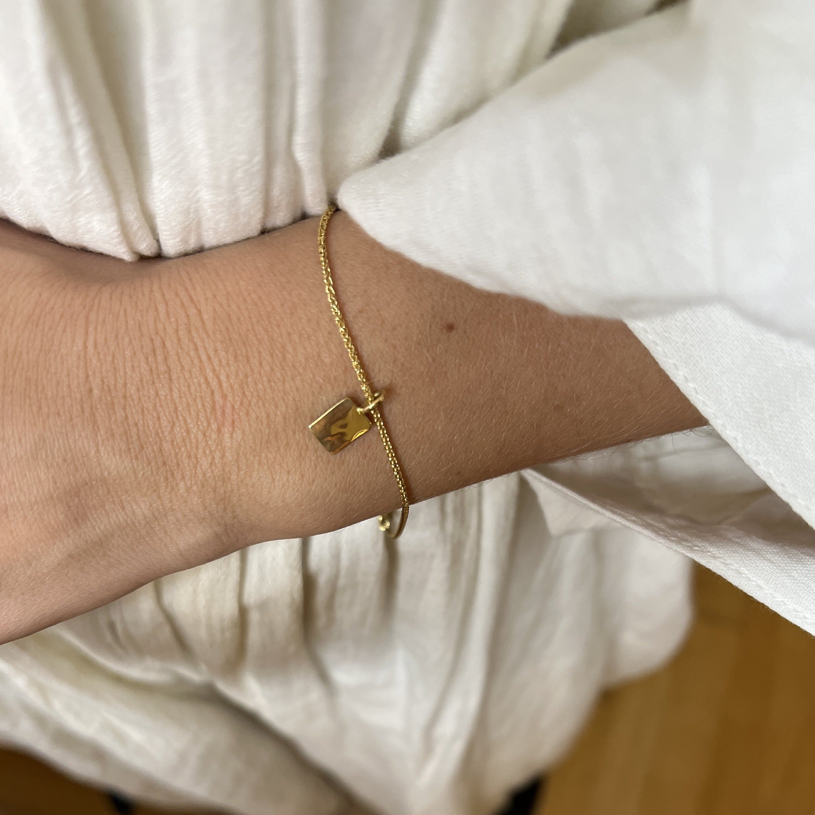 Armbånd med hammerslået pladevedhæng, No.1