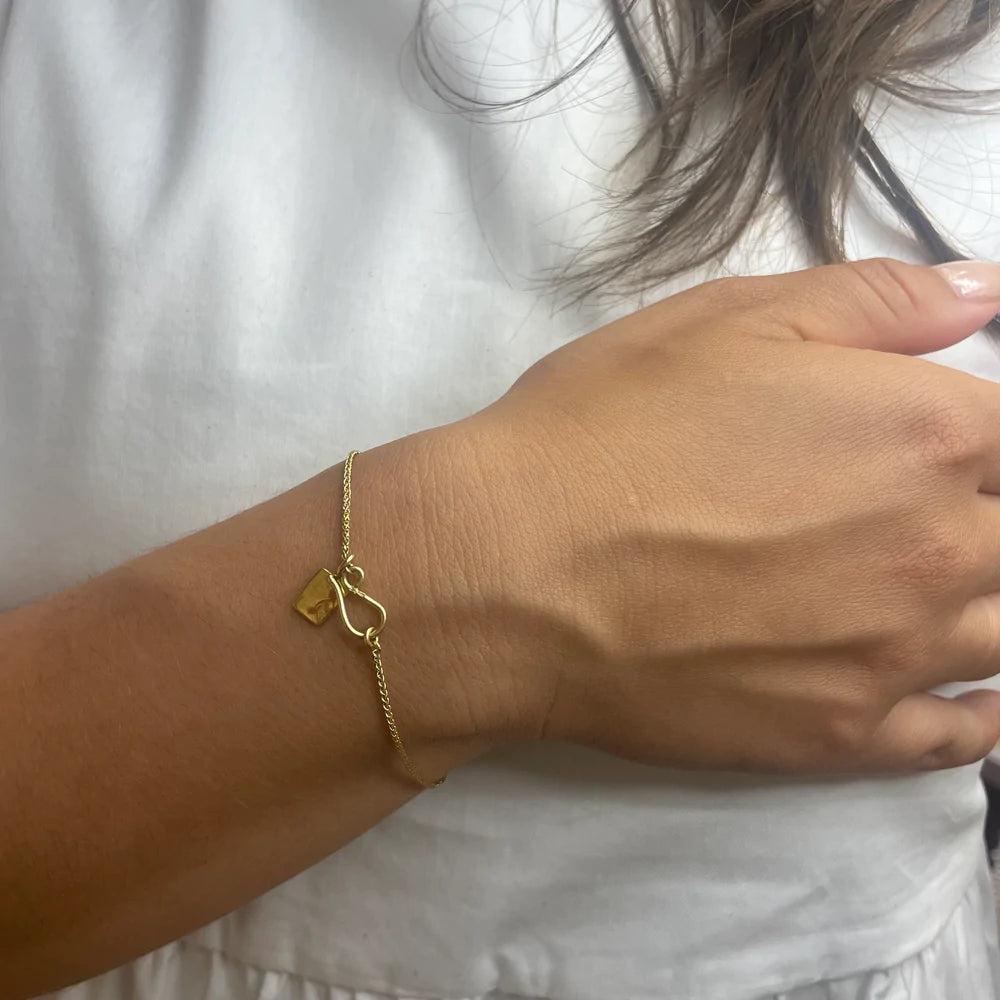 Armbånd med hammerslået pladevedhæng, No.1