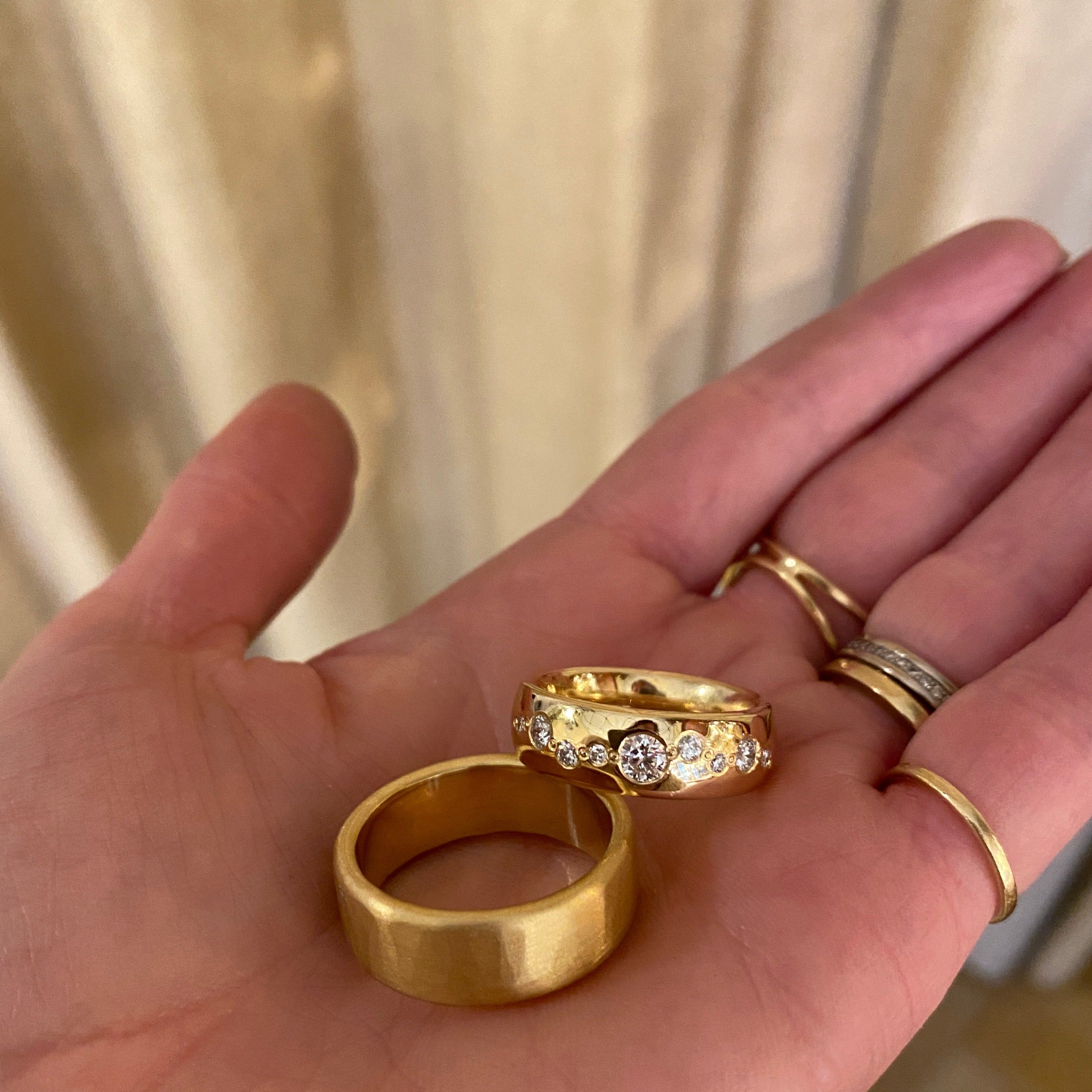 Brede vielsesringe mat blank nova diamantsætning