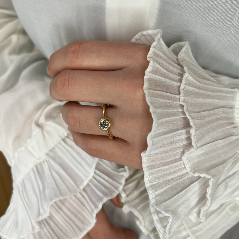 Chunky guldring i 18 karat guld og med stor champagne farvet diamant