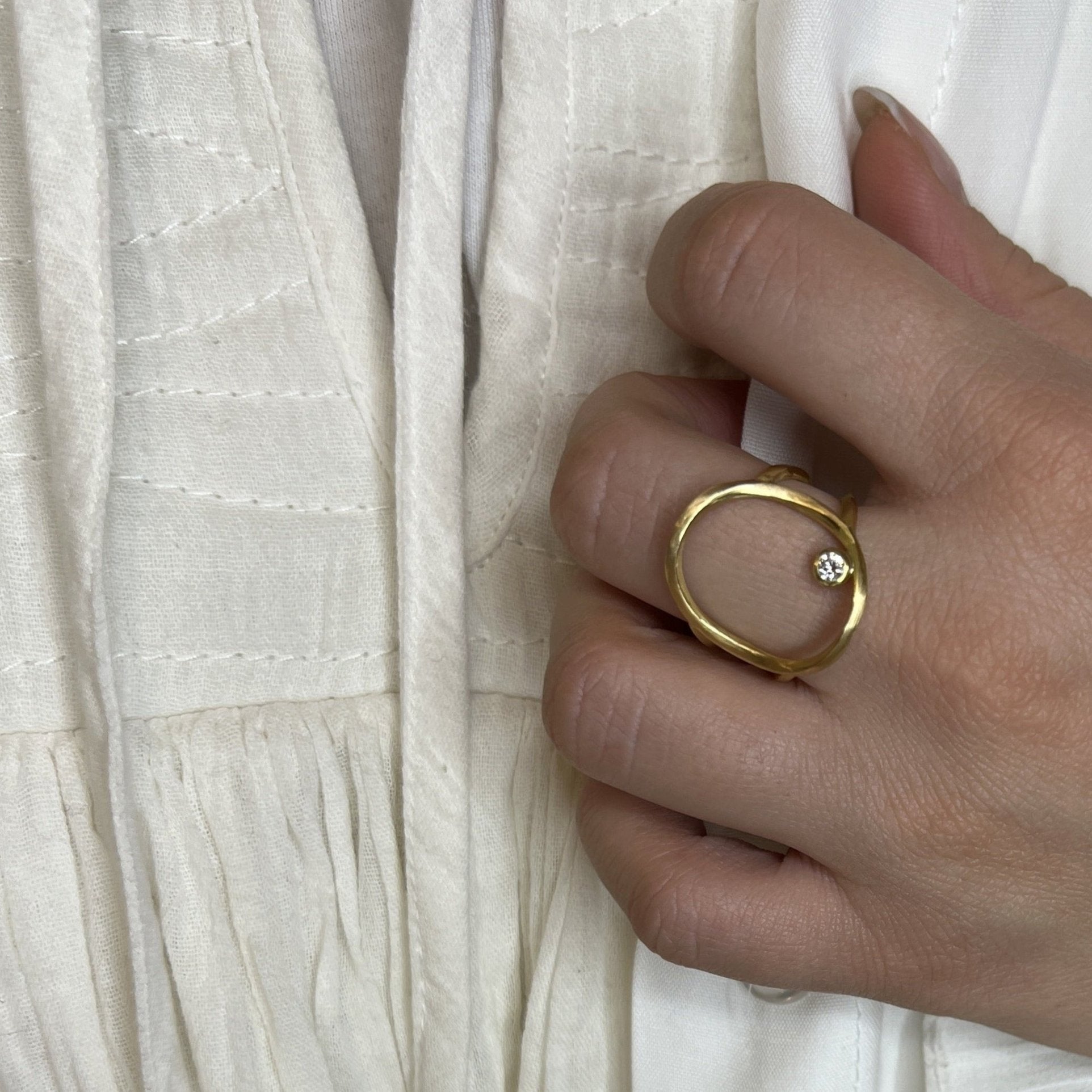 Cirkel ring i 18 karat guld med diamant