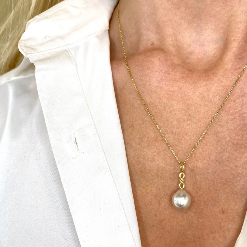 Halskæde med lille eternity vedhæng og hvid South Sea perle