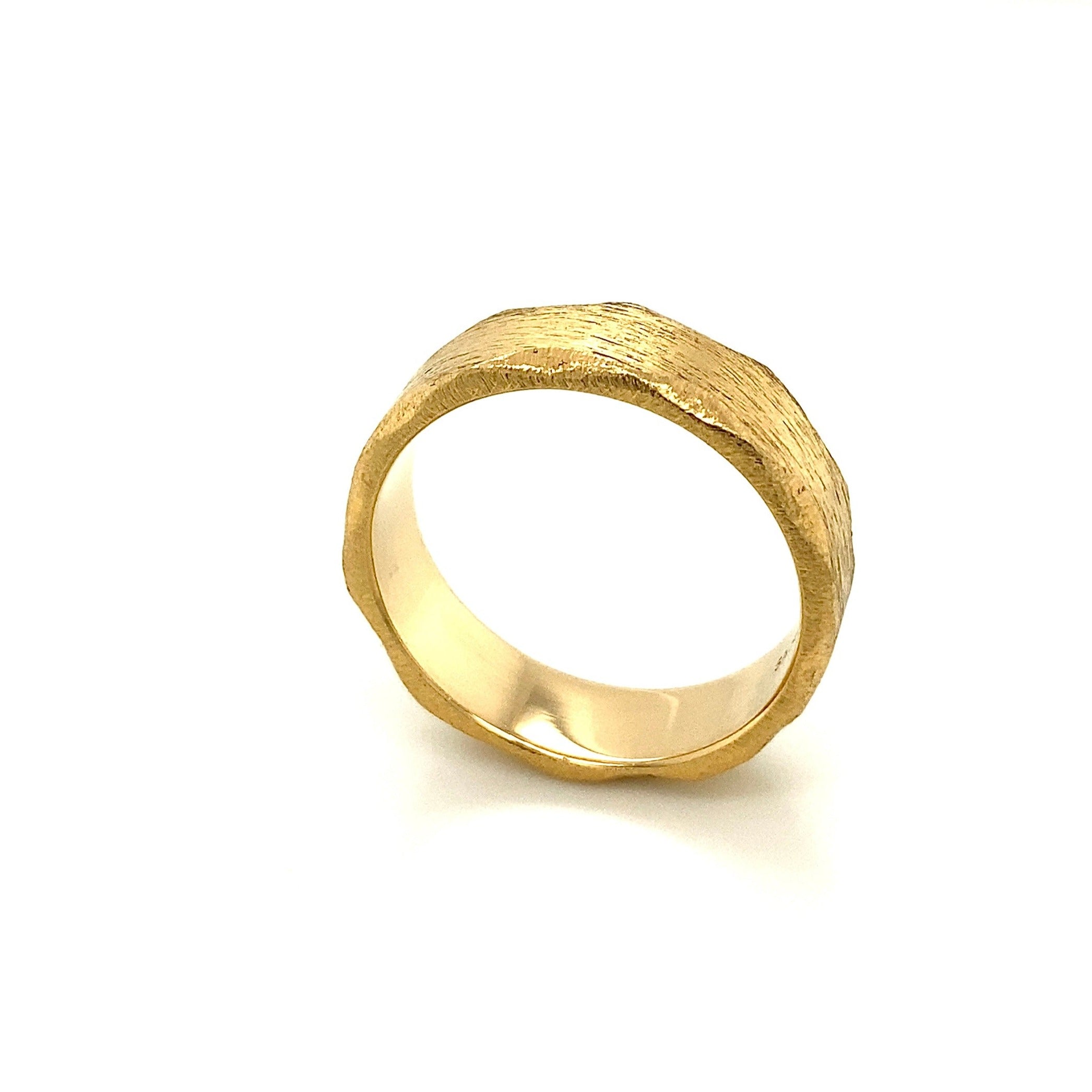 Herrering i 18 karat guld med facetter og ridset overflade