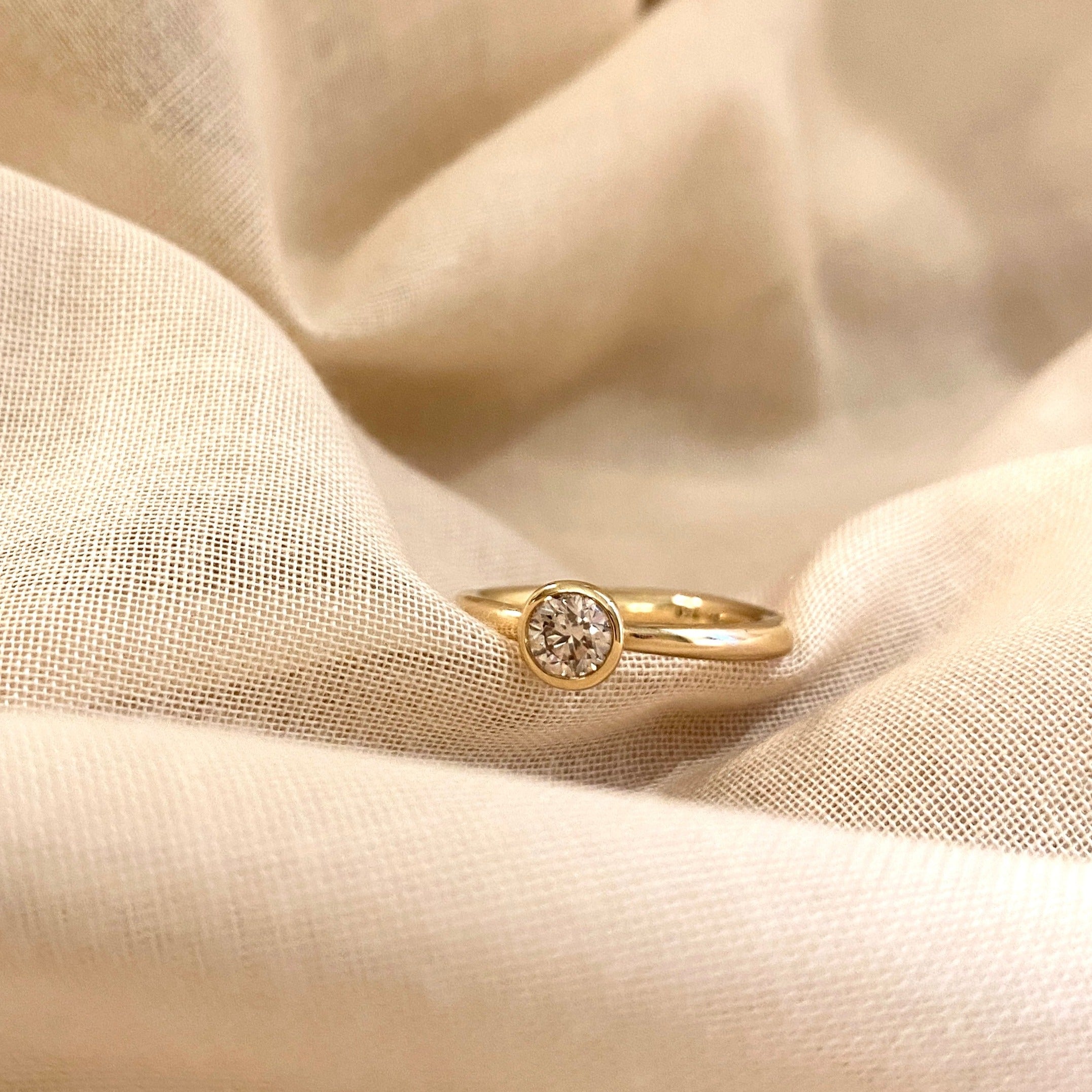 Guldring med diamant, forlovelsesring