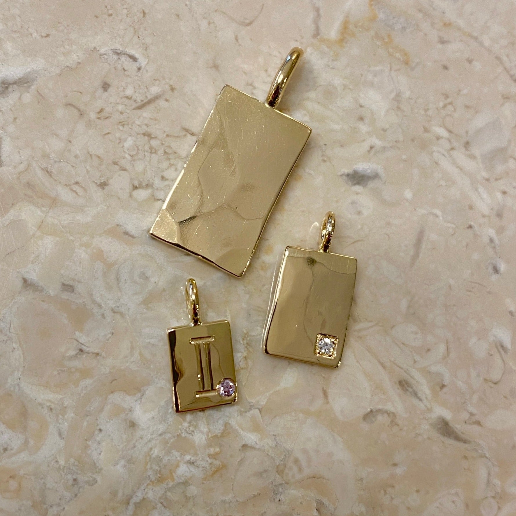 Hammerslået pladevedhæng med diamant og gravering