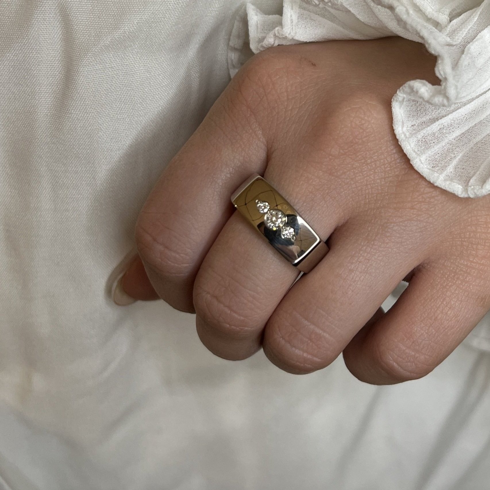 Hvidguld signetring med hvide diamanter i eternity diamantsætning