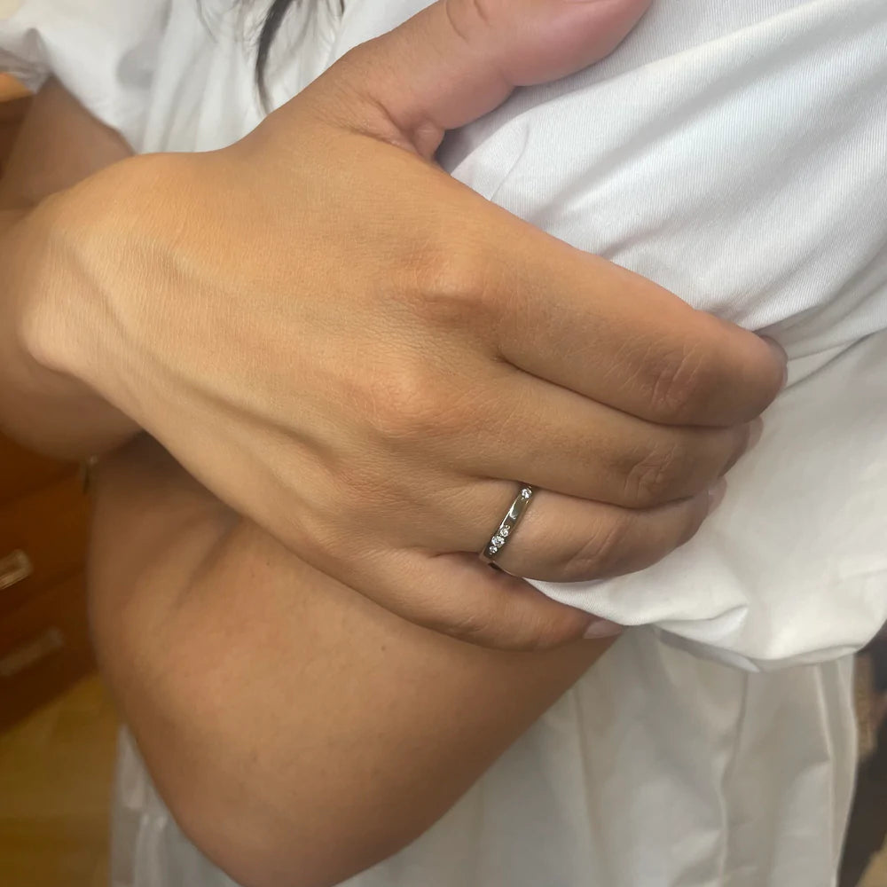 Hvidguldsring med diamanter eternity diamantsætning