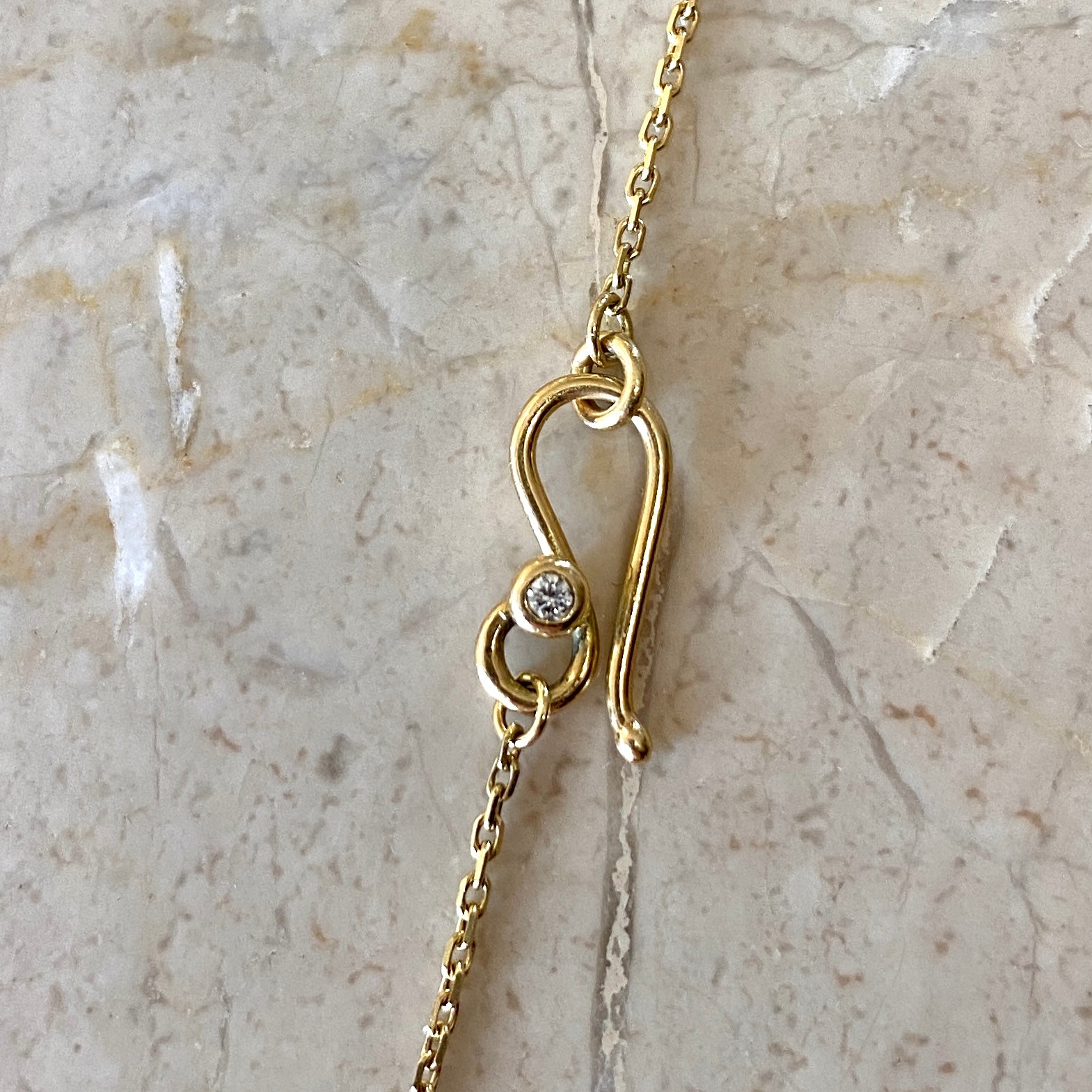 Nærbillede af S-lås med diamant