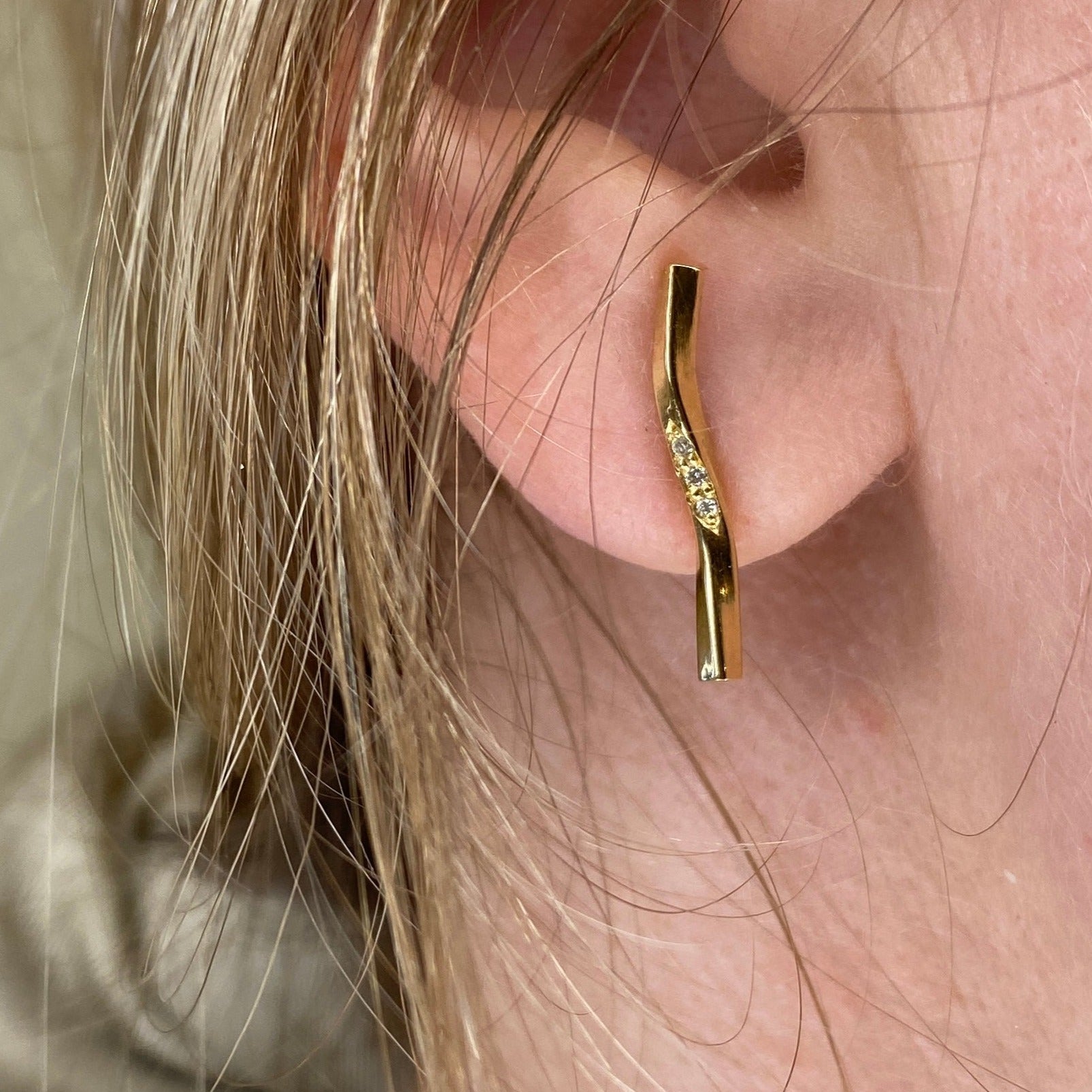 Ribbon slangeørering, kort, med pavé diamanter, 18 karat guld