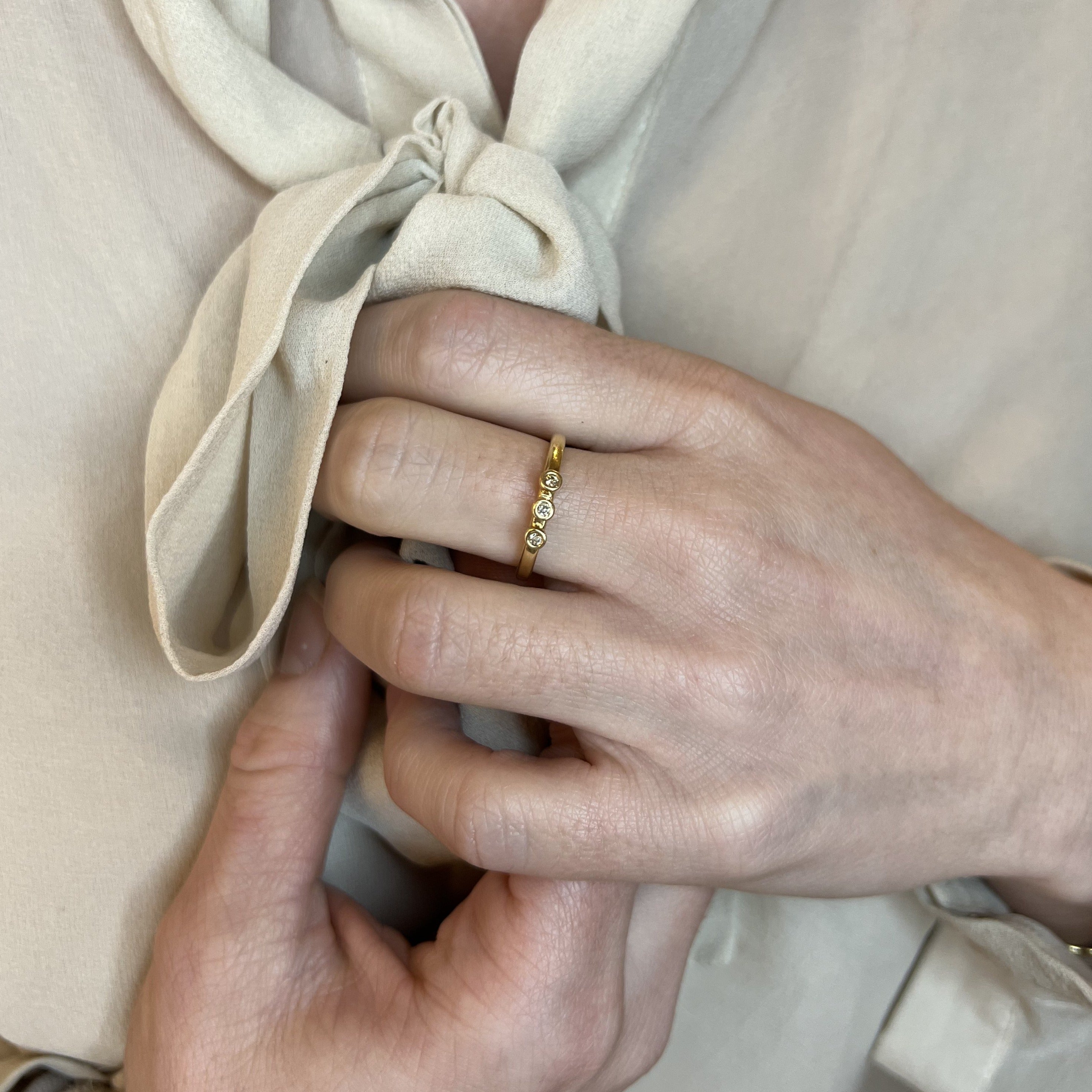 Ring med tre diamantkugler