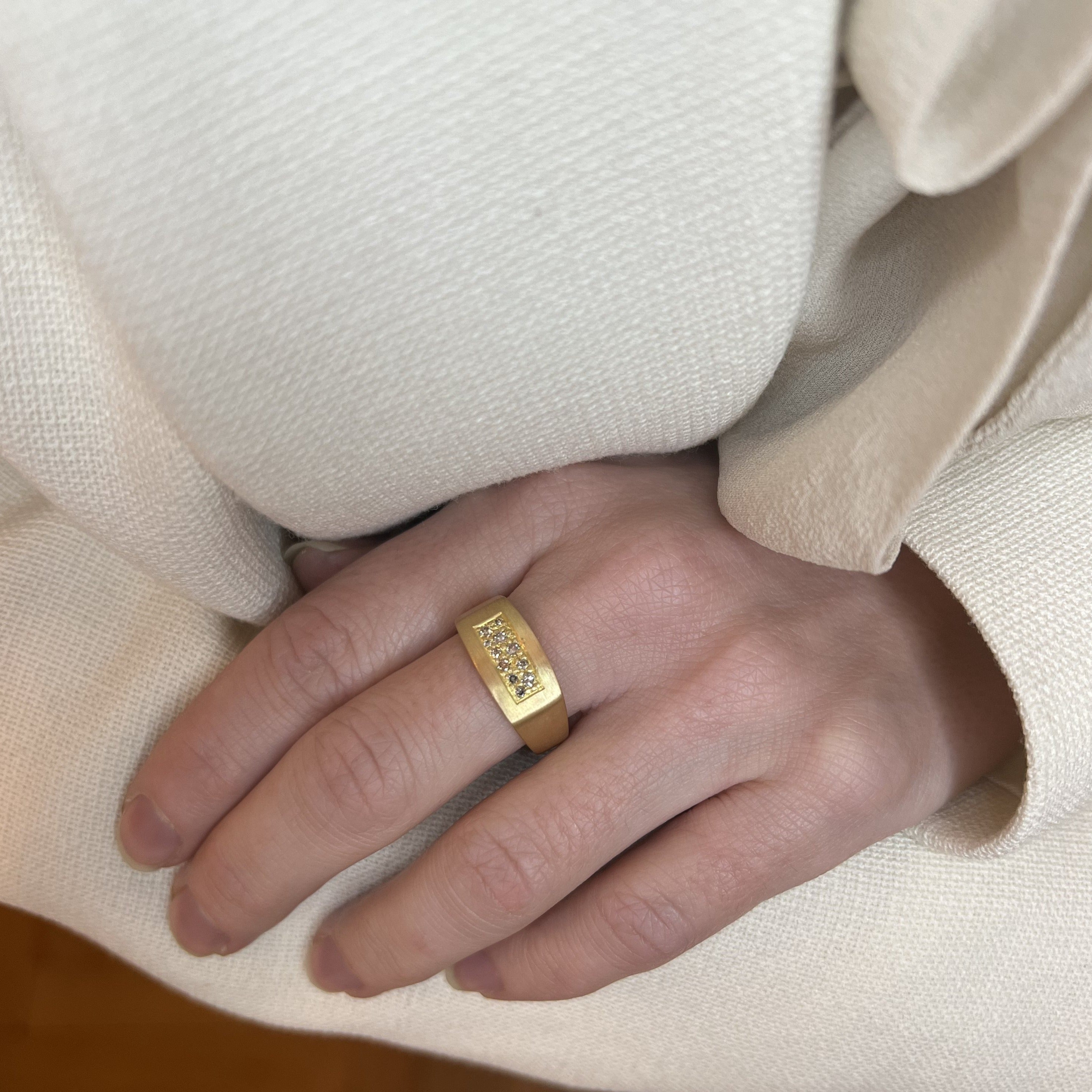 Nova signetring med champagne diamanter