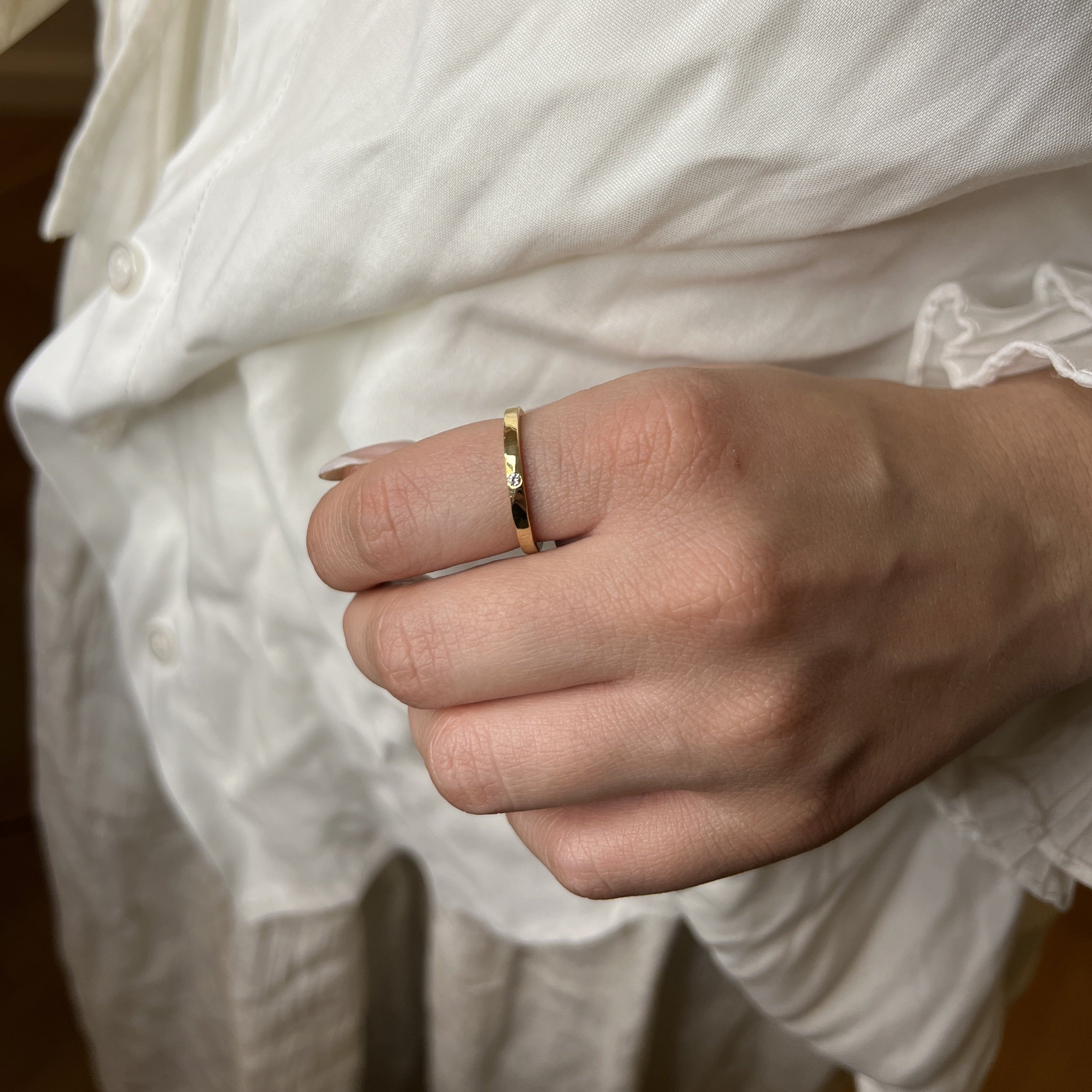 lille-håndbanket-ring-med-diamant