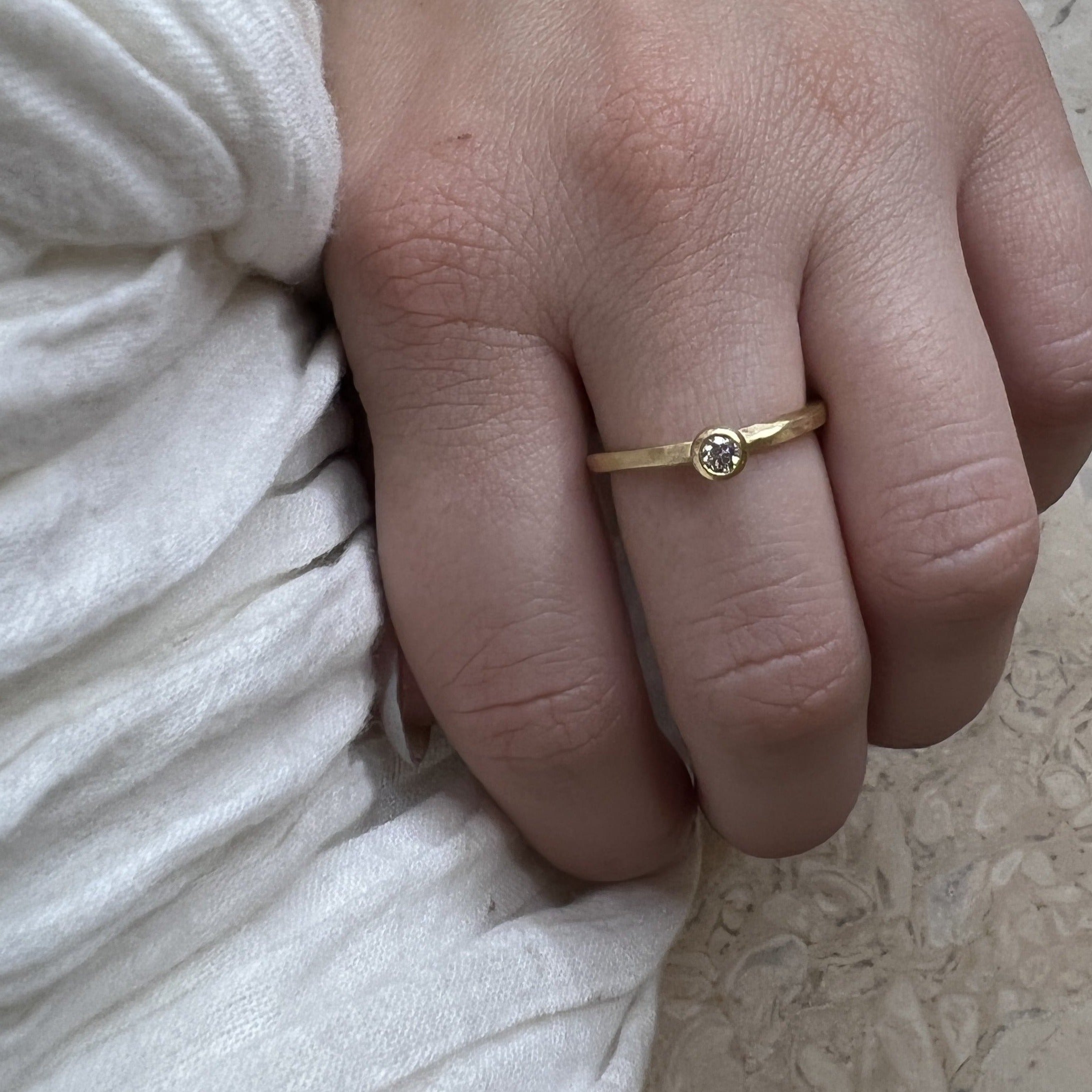 ribbonring-med-champagnefarvet-diamant