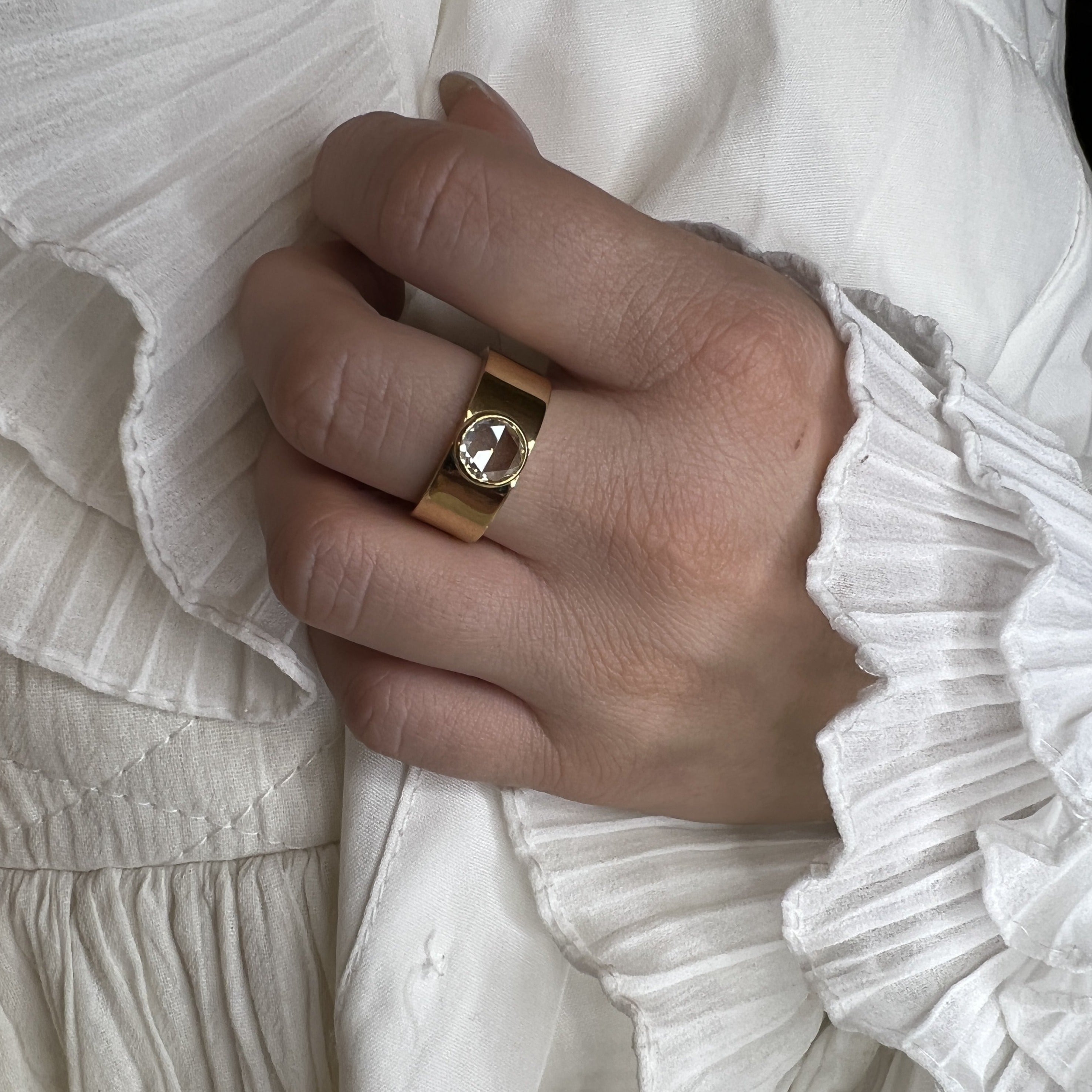 bred ring med rosenslebet diamant