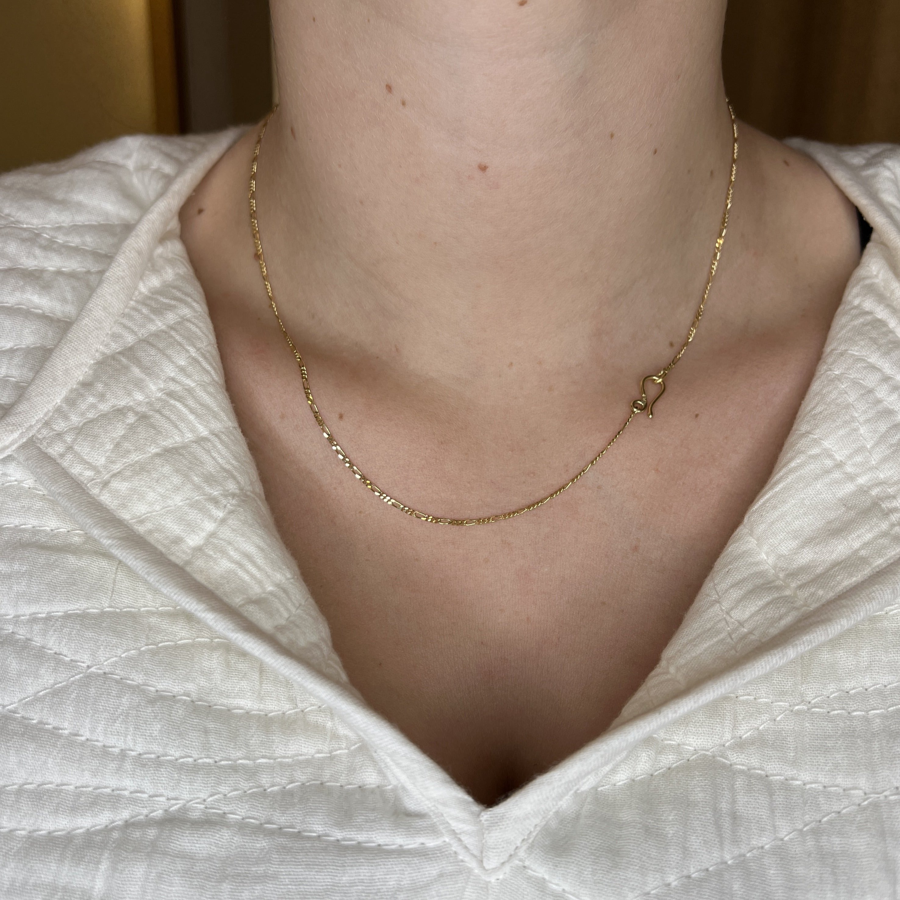 Figarokæde, no. 1, om halsen