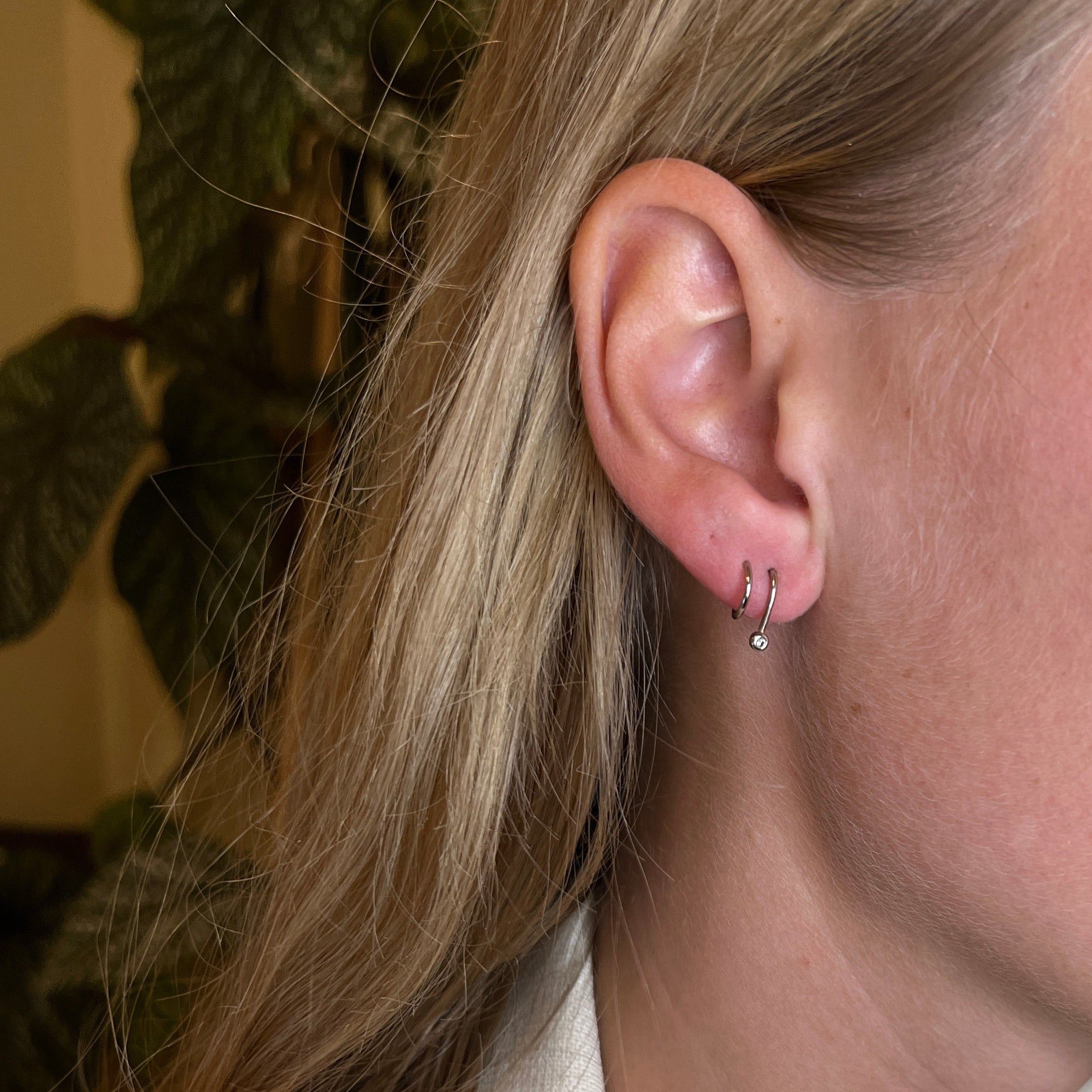 Dobbeltdrejet ørering med diamantkugle, 0,02ct, hvidguld