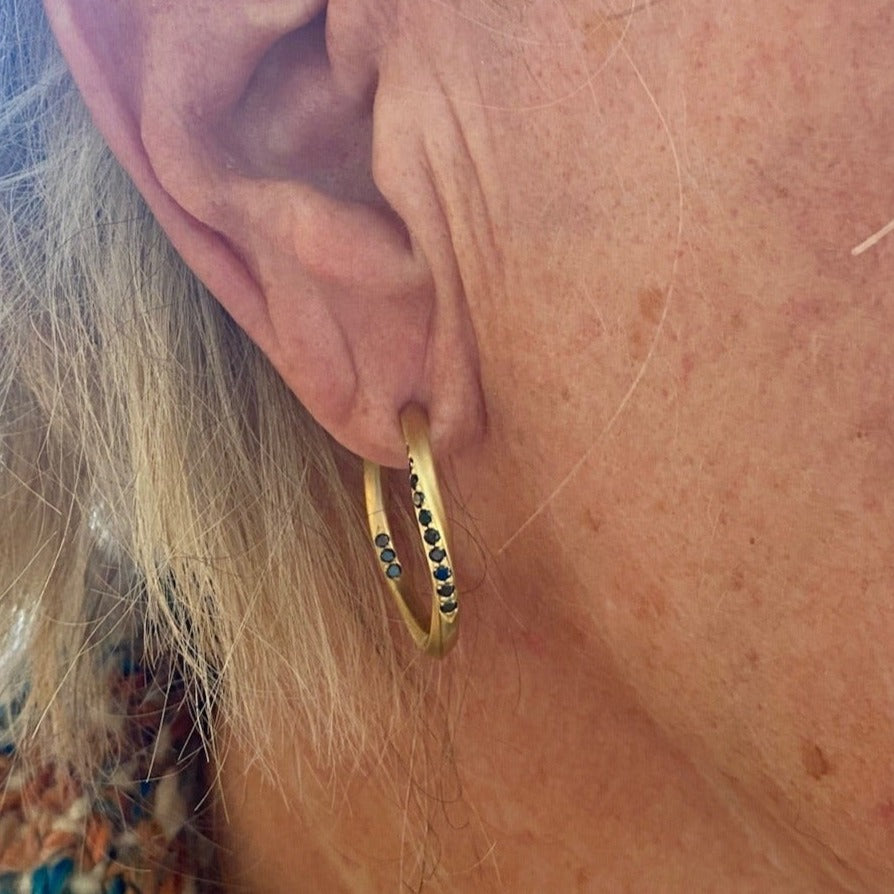 Ribbon hoops, No.3, med sorte diamanter