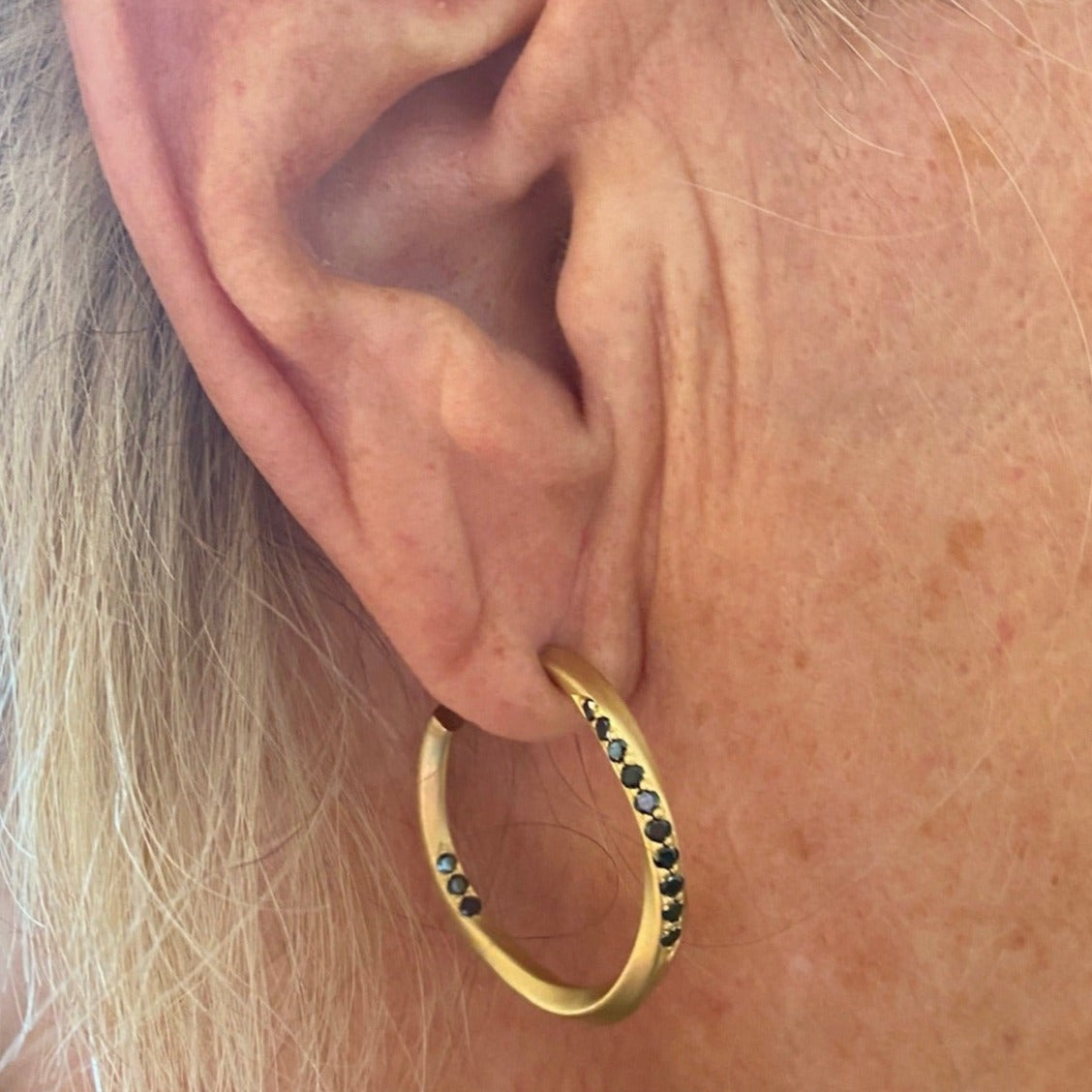 Ribbon hoops, No.3, med sorte diamanter