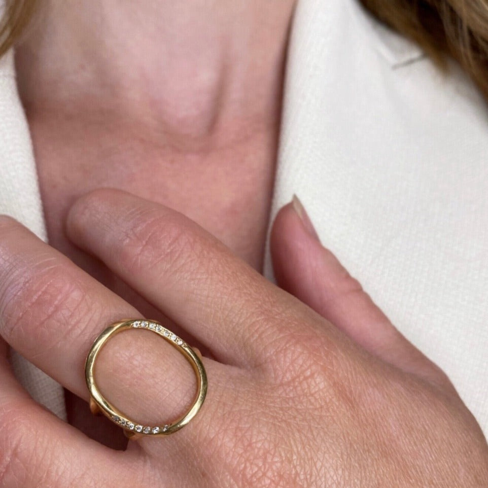 Ribbon cirkelring med pavé diamanter